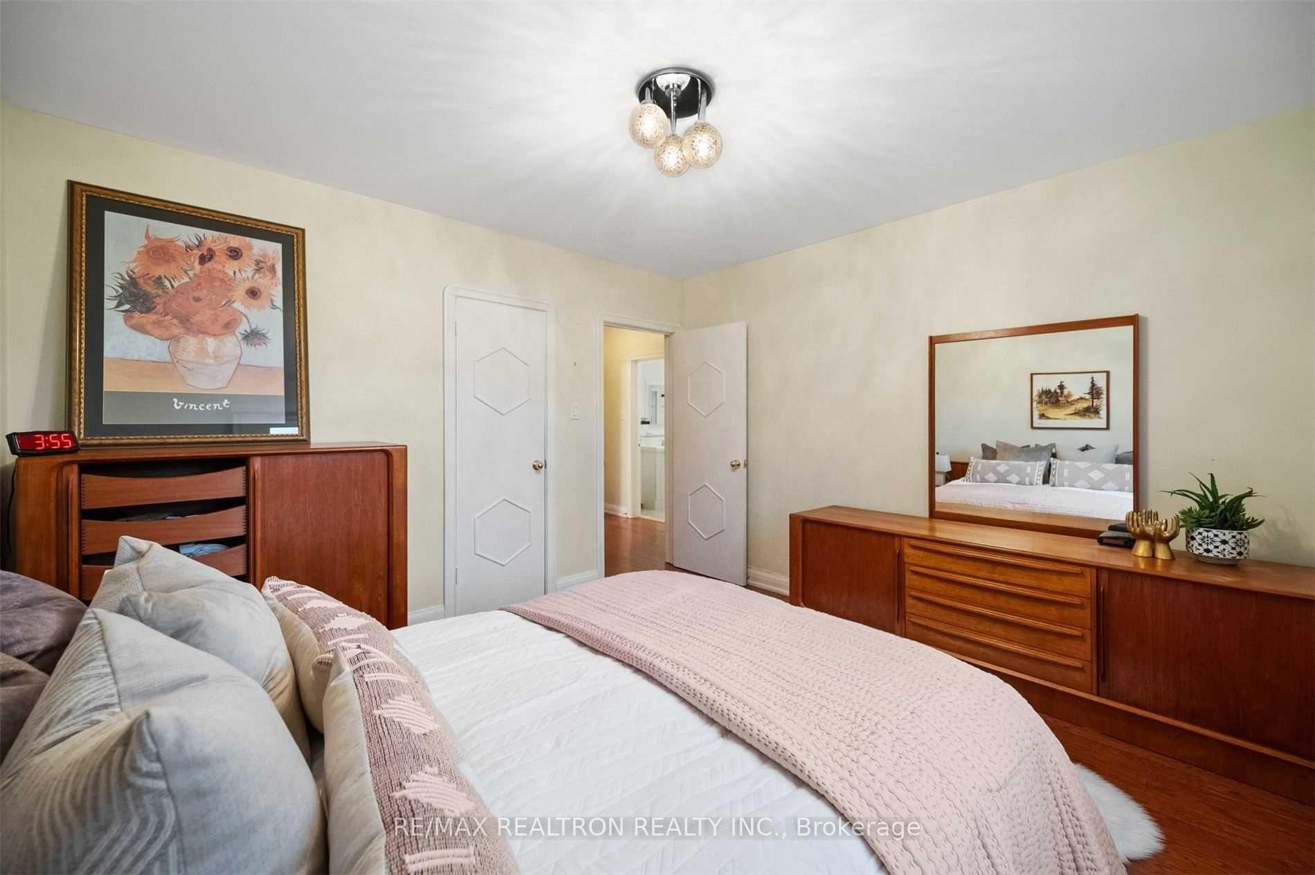 Photo 8 of 59 Brookview Drive, Toronto, Englemount-Lawrence — HOMEH