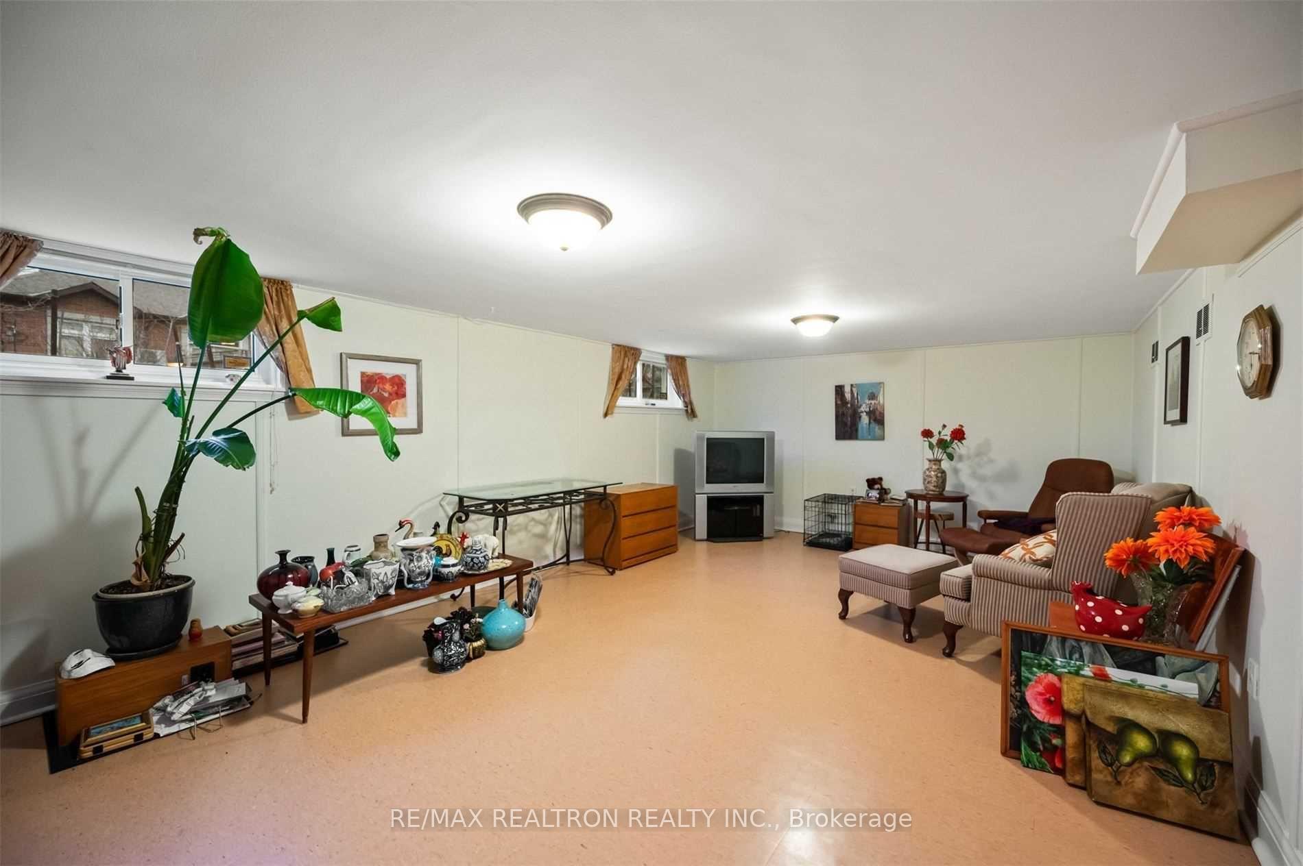 Photo 15 of 59 Brookview Drive, Toronto, Englemount-Lawrence — HOMEH