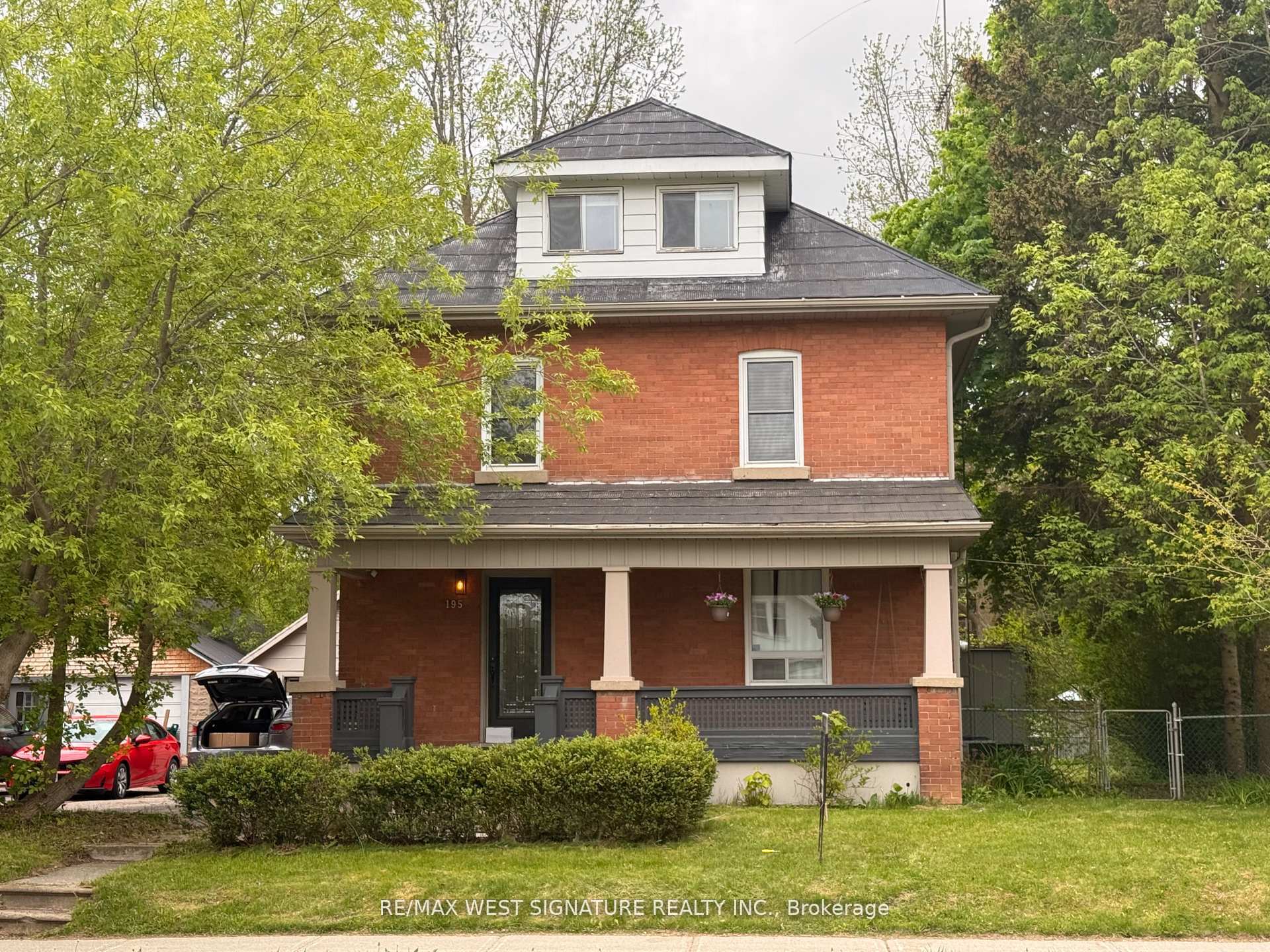 Front of 195 Victoria Street W