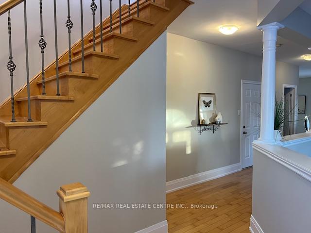 Photo 2 of 4 Panorama Way, Hamilton, Stoney Creek — HOMEH