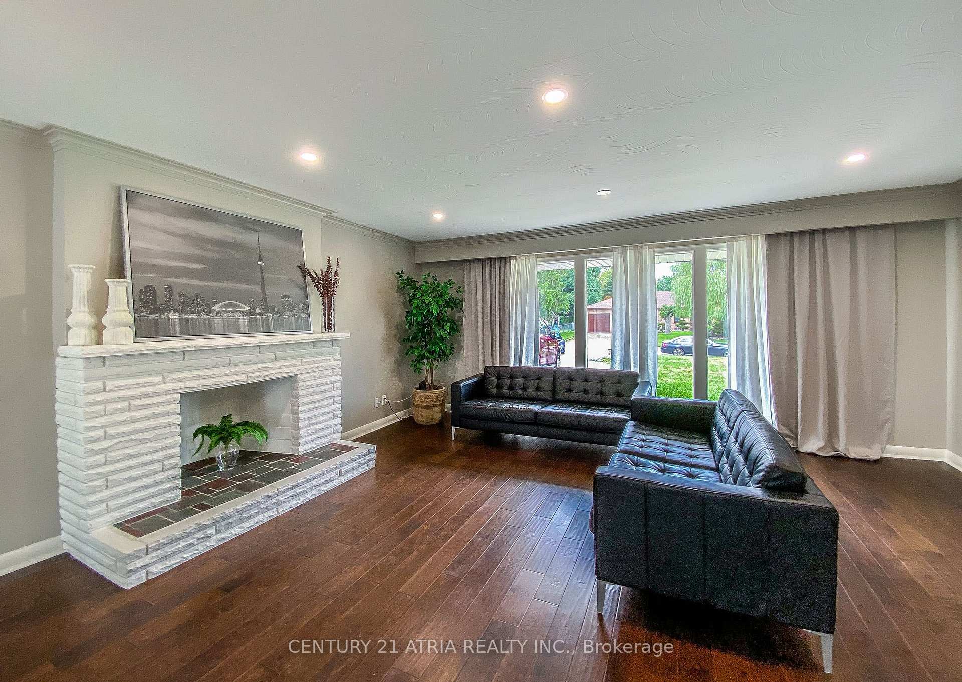 Photo 2 of Unit Main, 31 Rockview Gardens, Vaughan, Concord — HOMEH