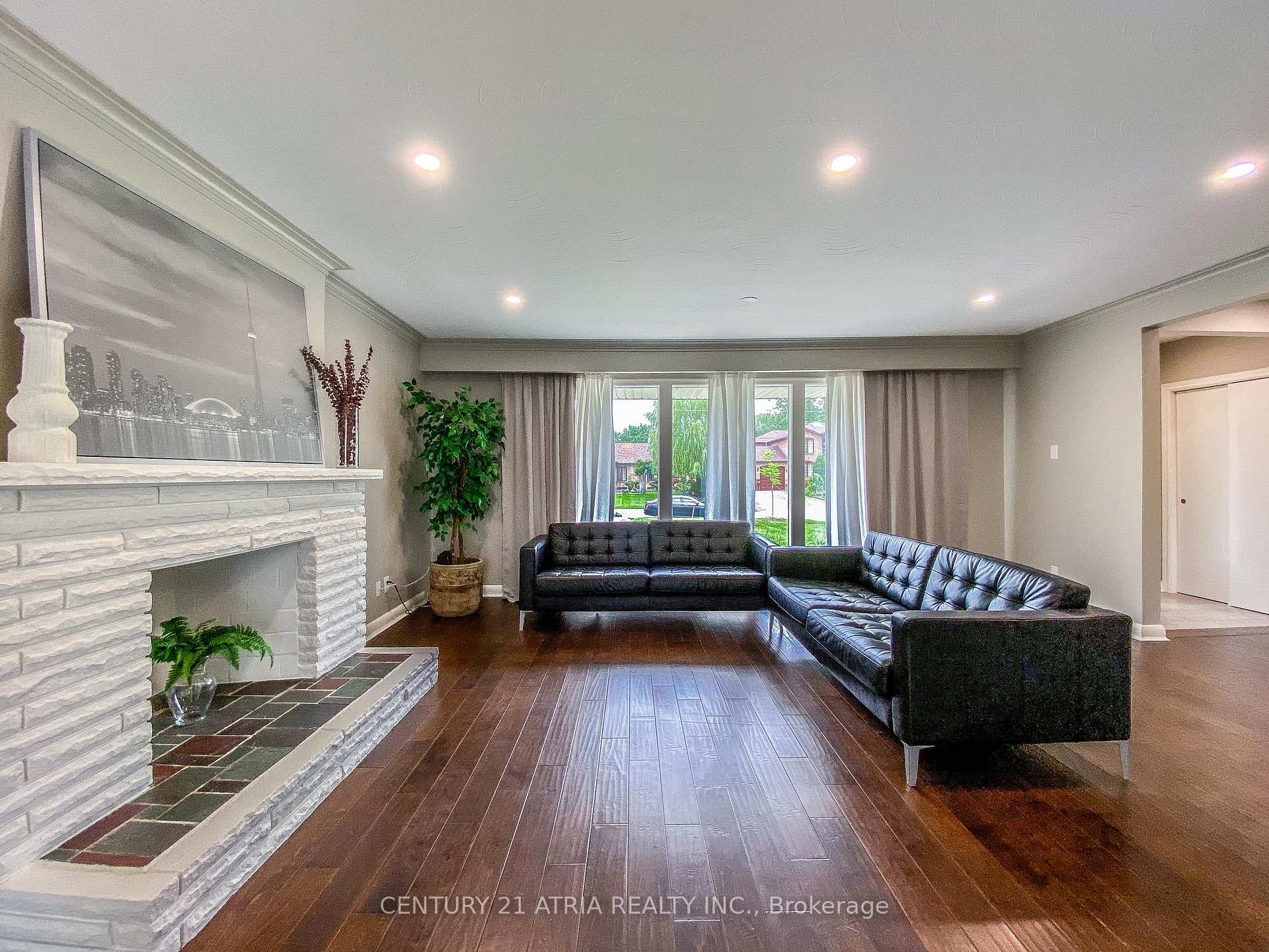 Photo 7 of Unit Main, 31 Rockview Gardens, Vaughan, Concord — HOMEH