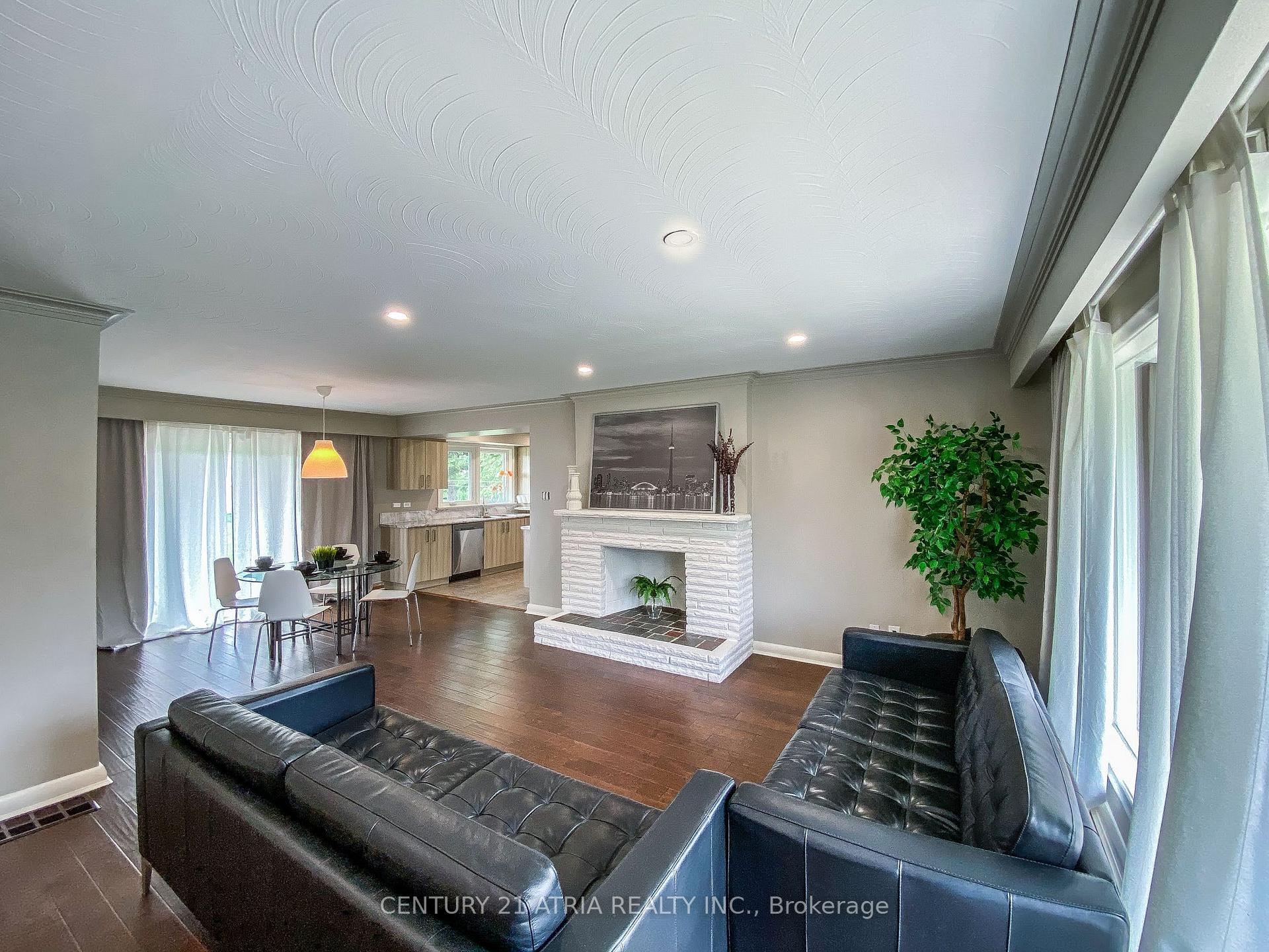 Photo 4 of Unit Main, 31 Rockview Gardens, Vaughan, Concord — HOMEH