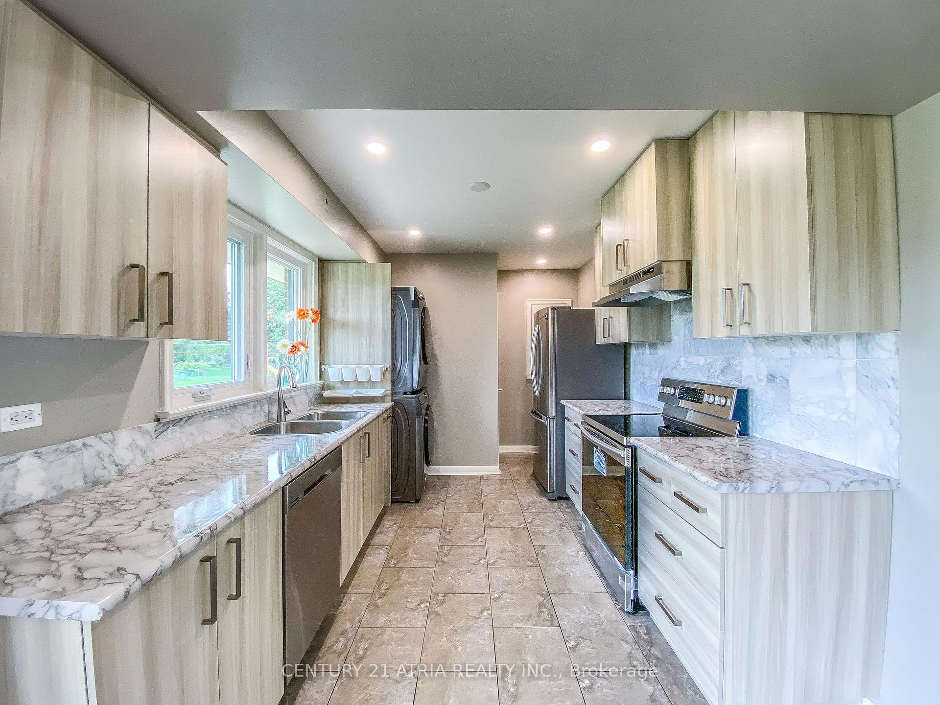 Photo 3 of Unit Main, 31 Rockview Gardens, Vaughan, Concord — HOMEH