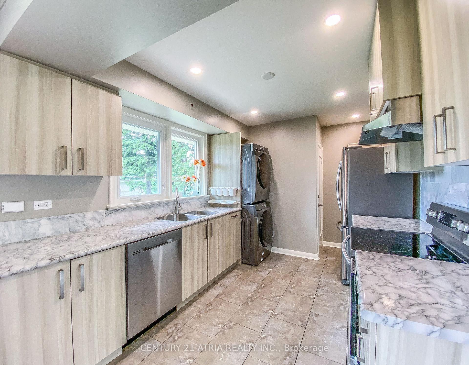 Photo 5 of Unit Main, 31 Rockview Gardens, Vaughan, Concord — HOMEH