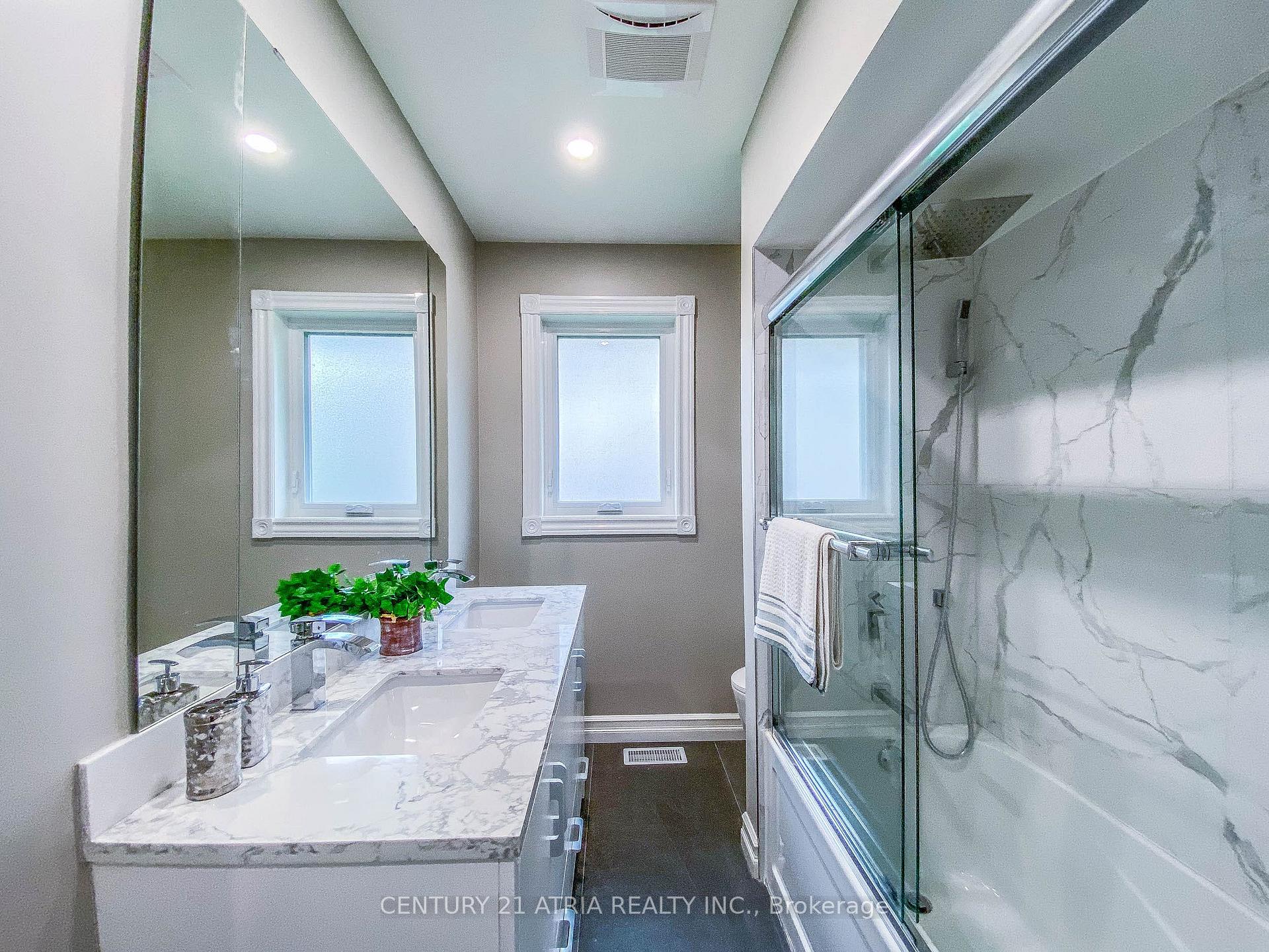 Photo 8 of Unit Main, 31 Rockview Gardens, Vaughan, Concord — HOMEH