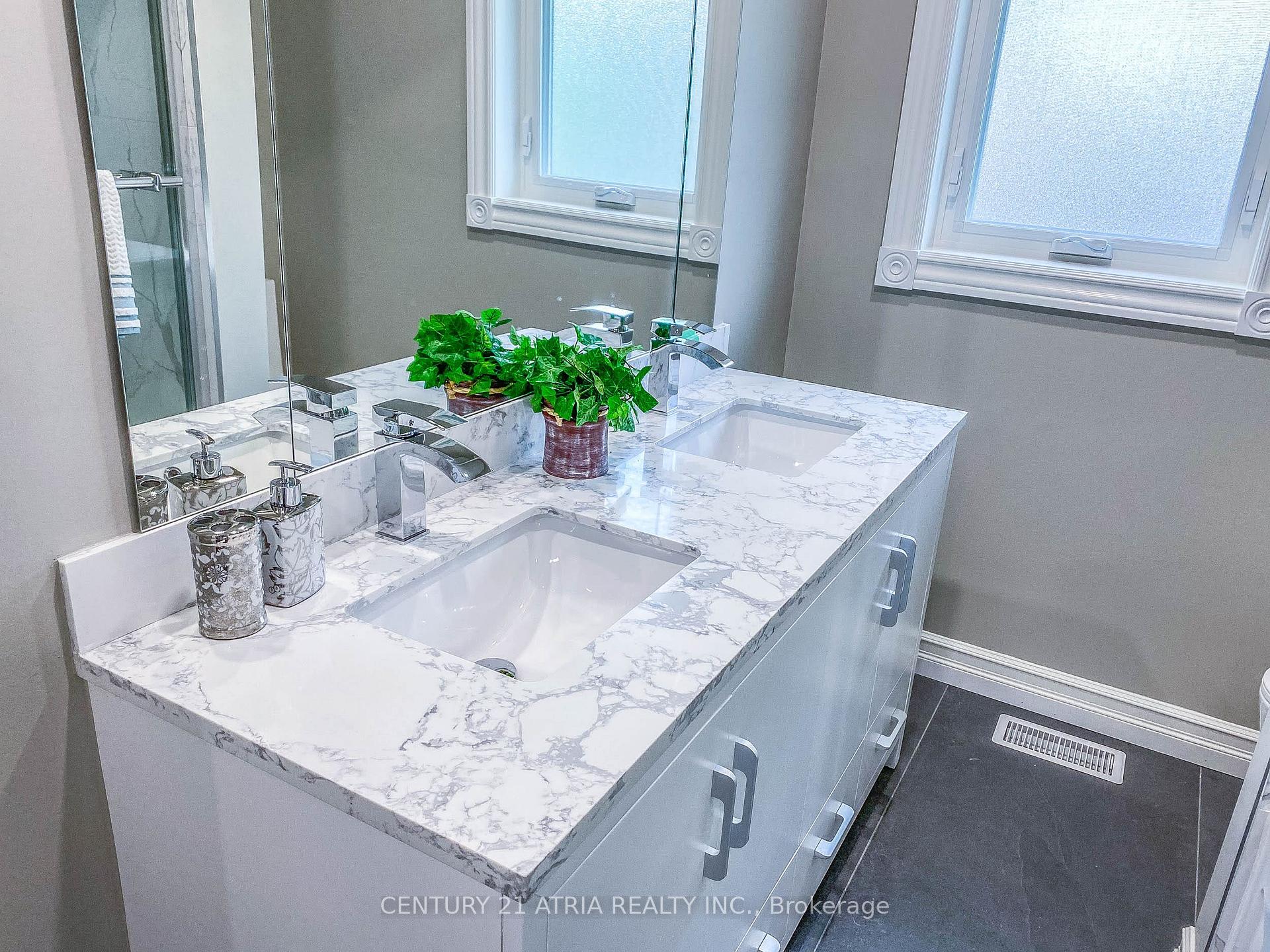 Photo 9 of Unit Main, 31 Rockview Gardens, Vaughan, Concord — HOMEH