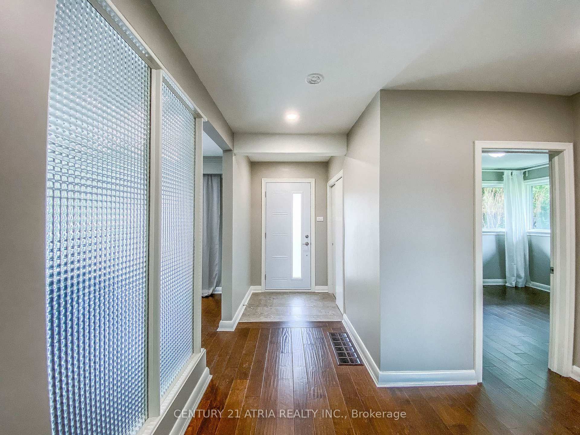 Photo 12 of Unit Main, 31 Rockview Gardens, Vaughan, Concord — HOMEH