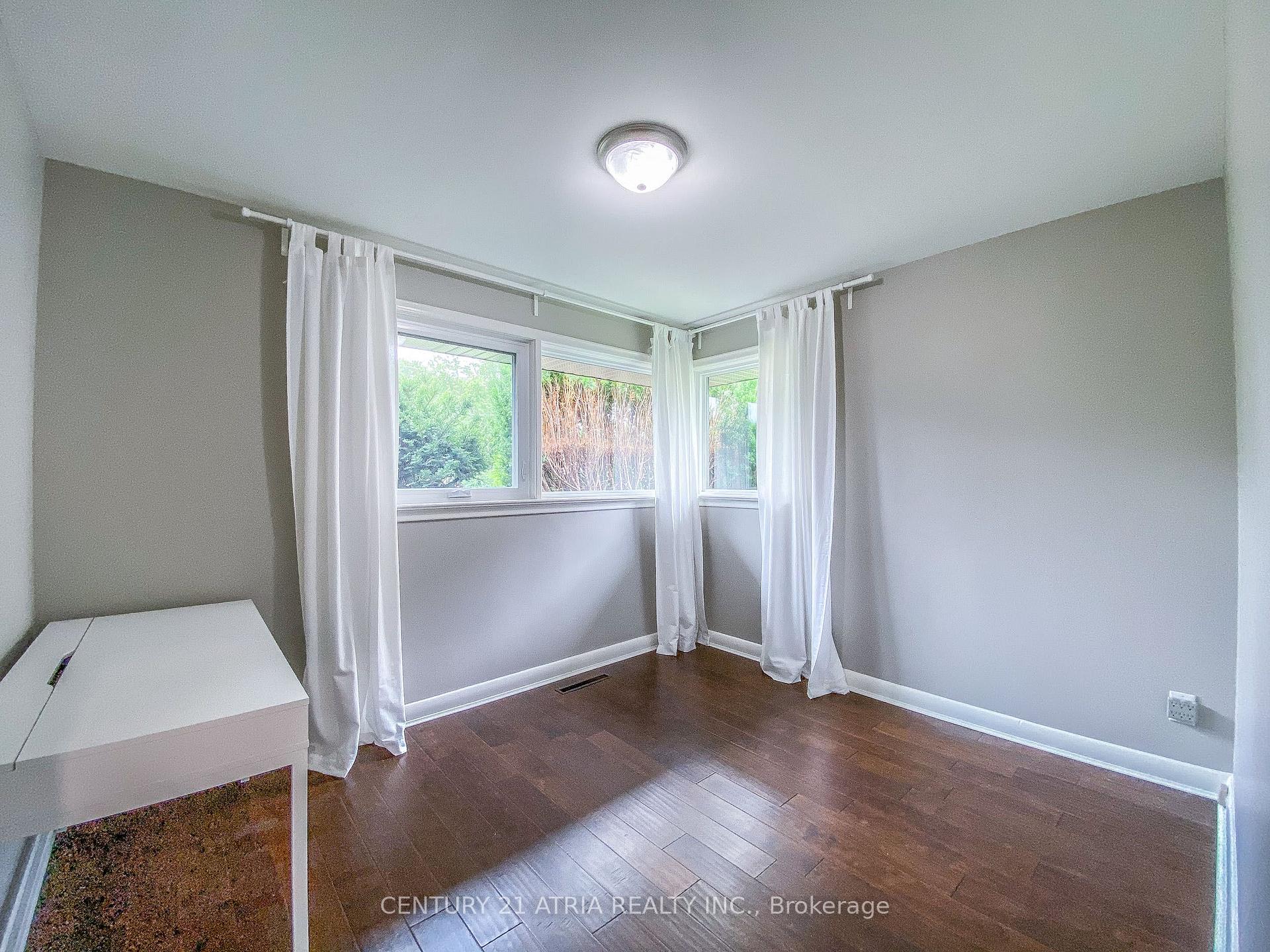 Photo 14 of Unit Main, 31 Rockview Gardens, Vaughan, Concord — HOMEH