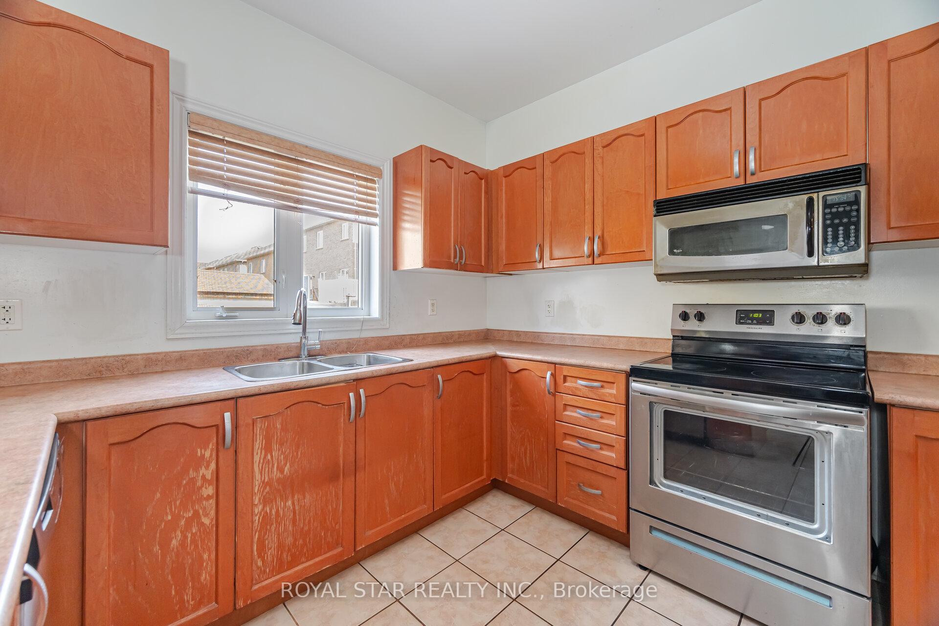 Photo 11 of 21 Baylawn Circle, Brampton, Bram East — HOMEH
