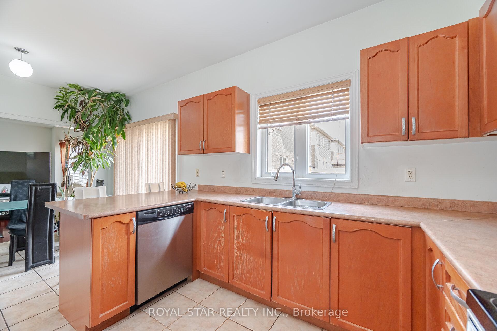 Photo 6 of 21 Baylawn Circle, Brampton, Bram East — HOMEH