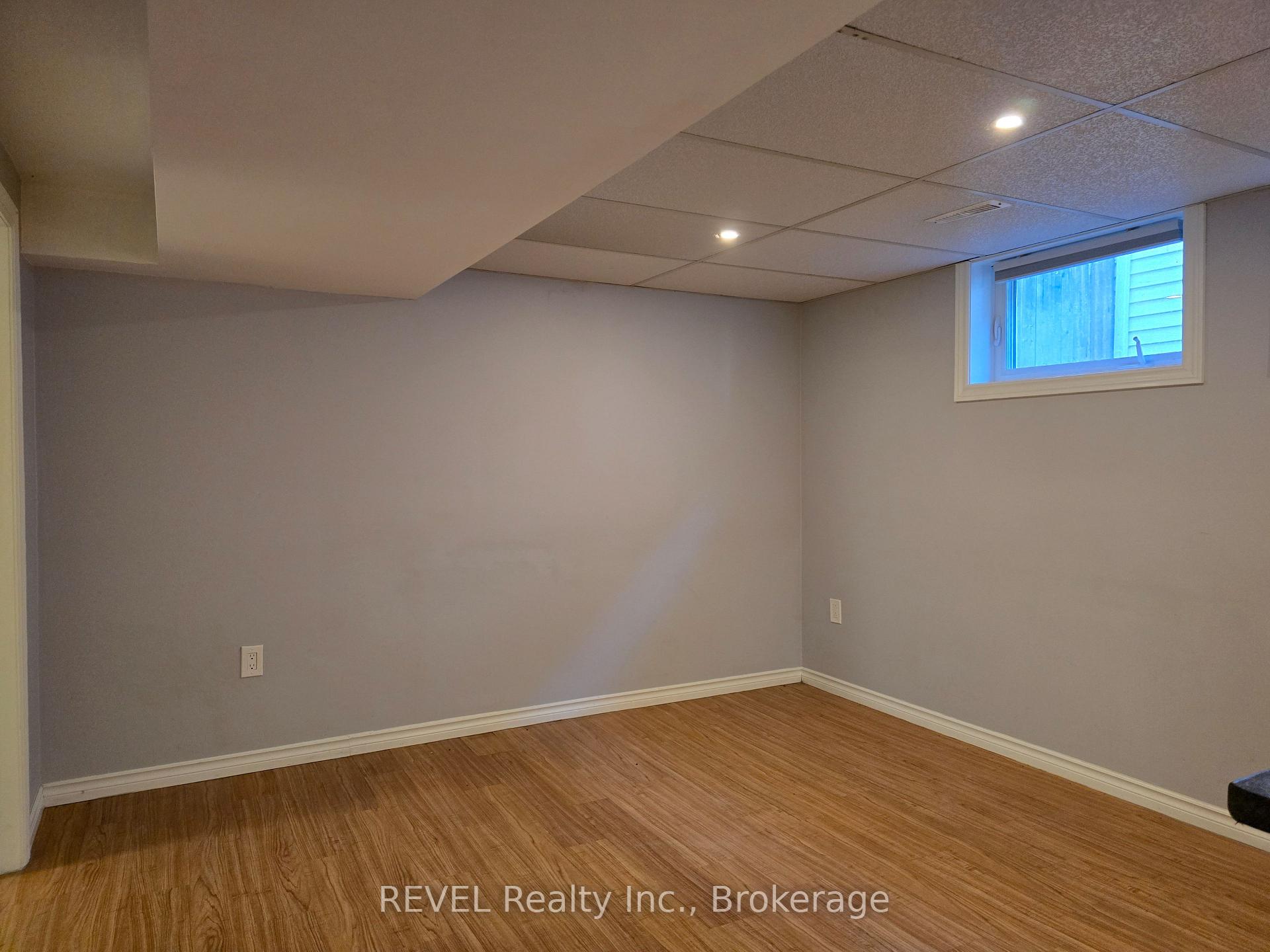 Photo 3 of Unit Lower Level, 33 Dundas Crescent, St. Catharines, Burleigh Hill — HOMEH