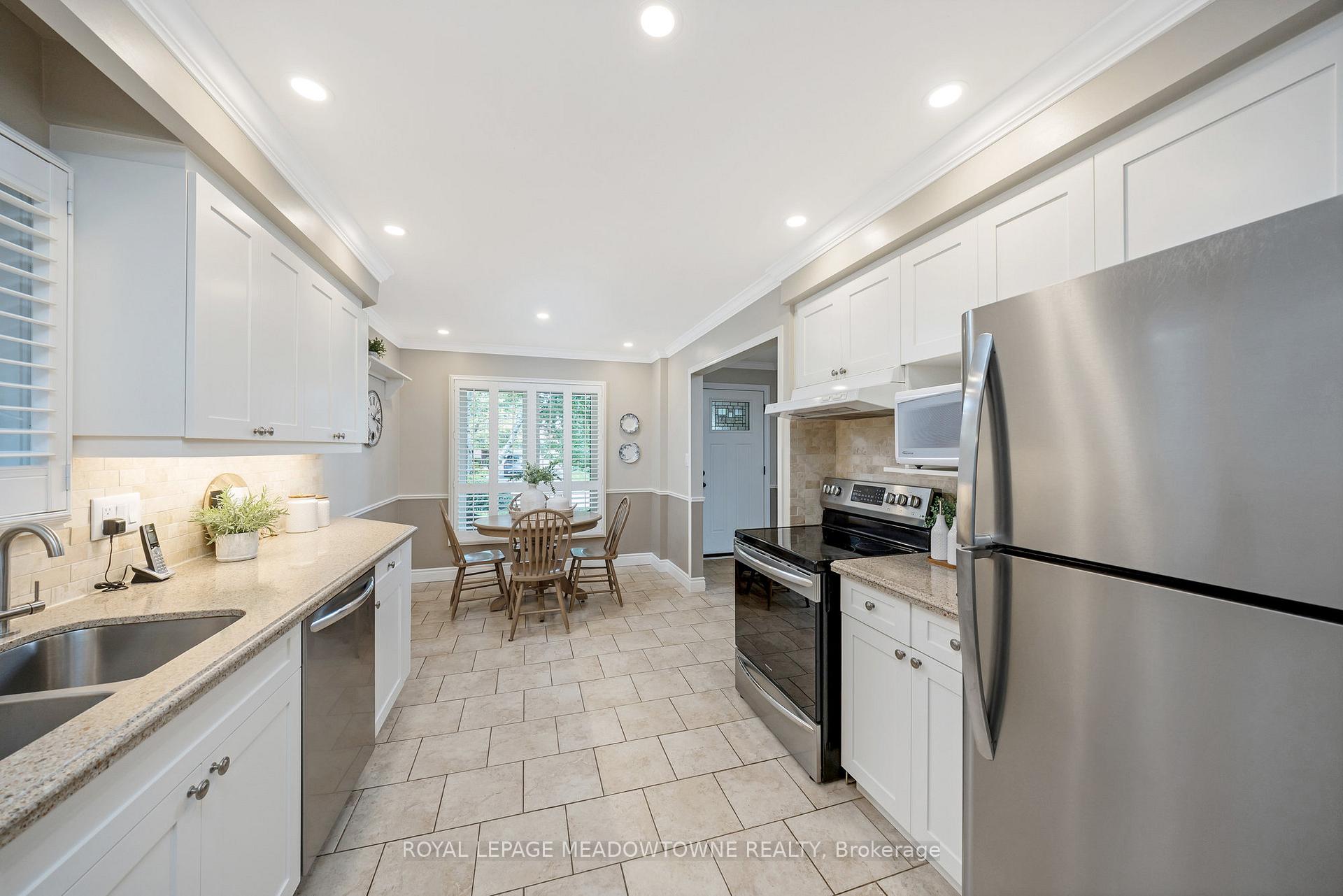 Photo 11 of 561 Hawthorne Crescent, Milton, Bronte Meadows — HOMEH