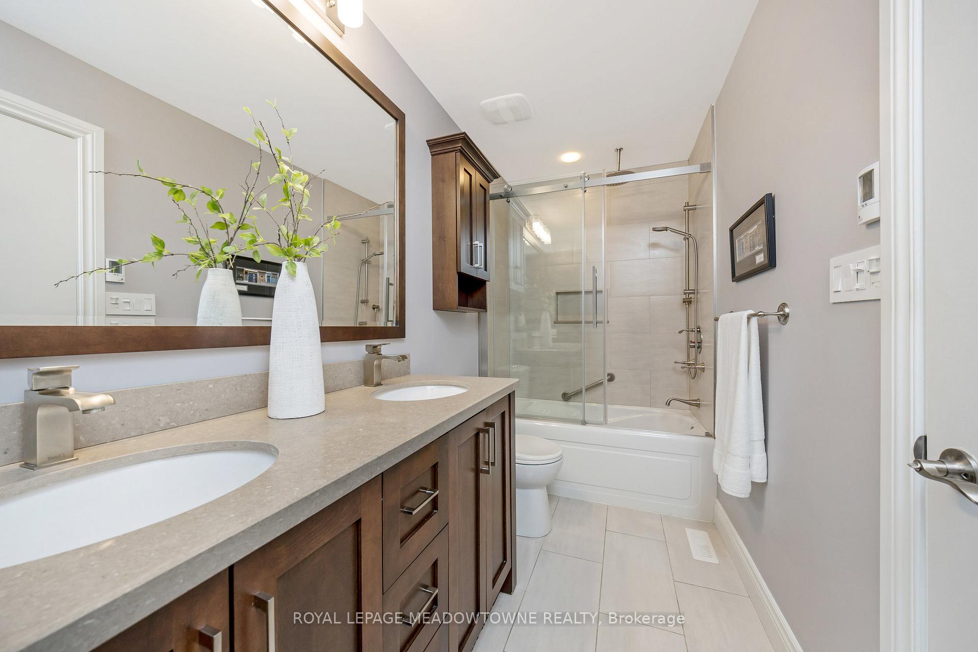 Photo 14 of 561 Hawthorne Crescent, Milton, Bronte Meadows — HOMEH