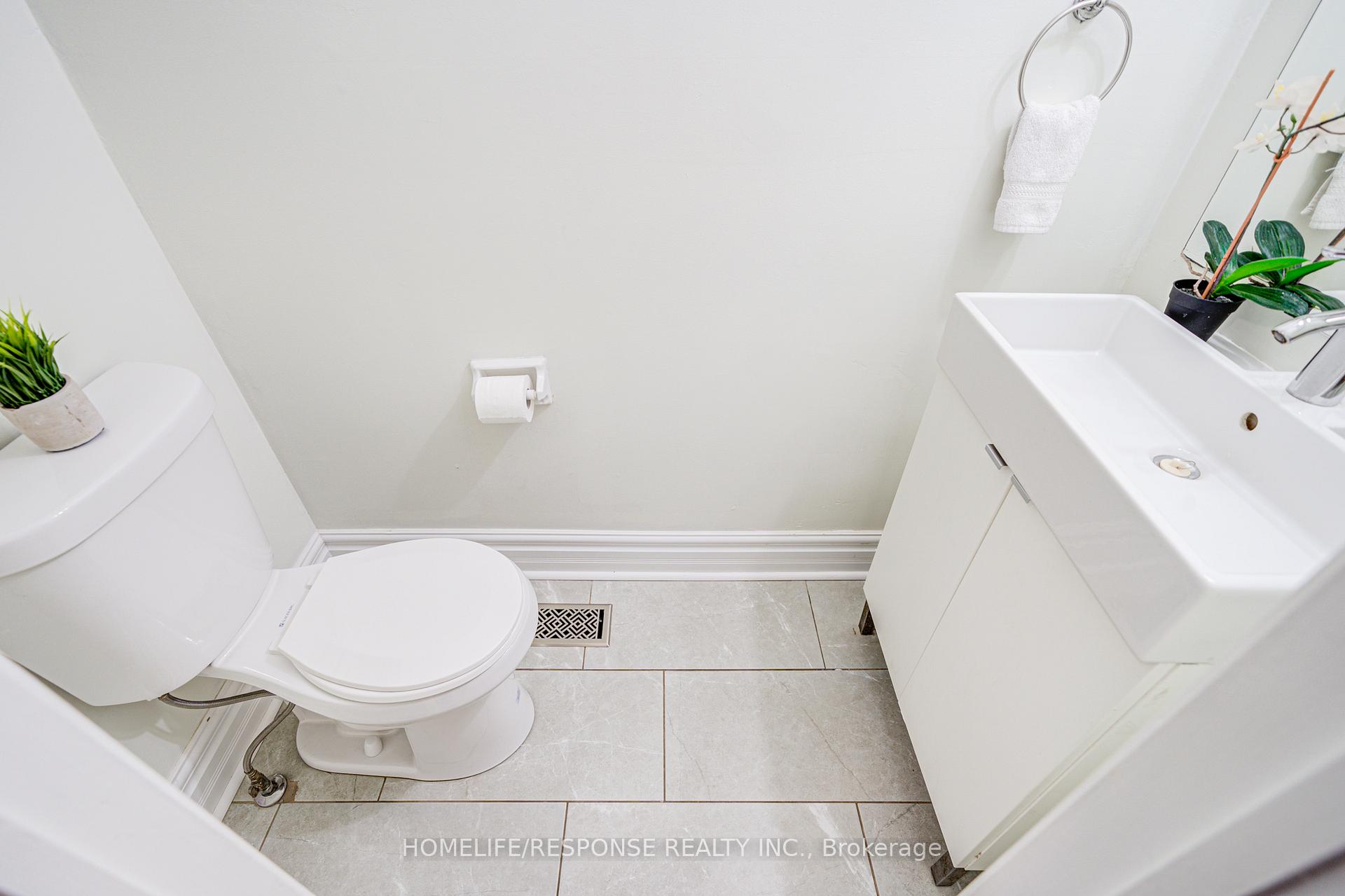 Photo 3 of 21 Dawson Crescent, Brampton, Brampton North — HOMEH