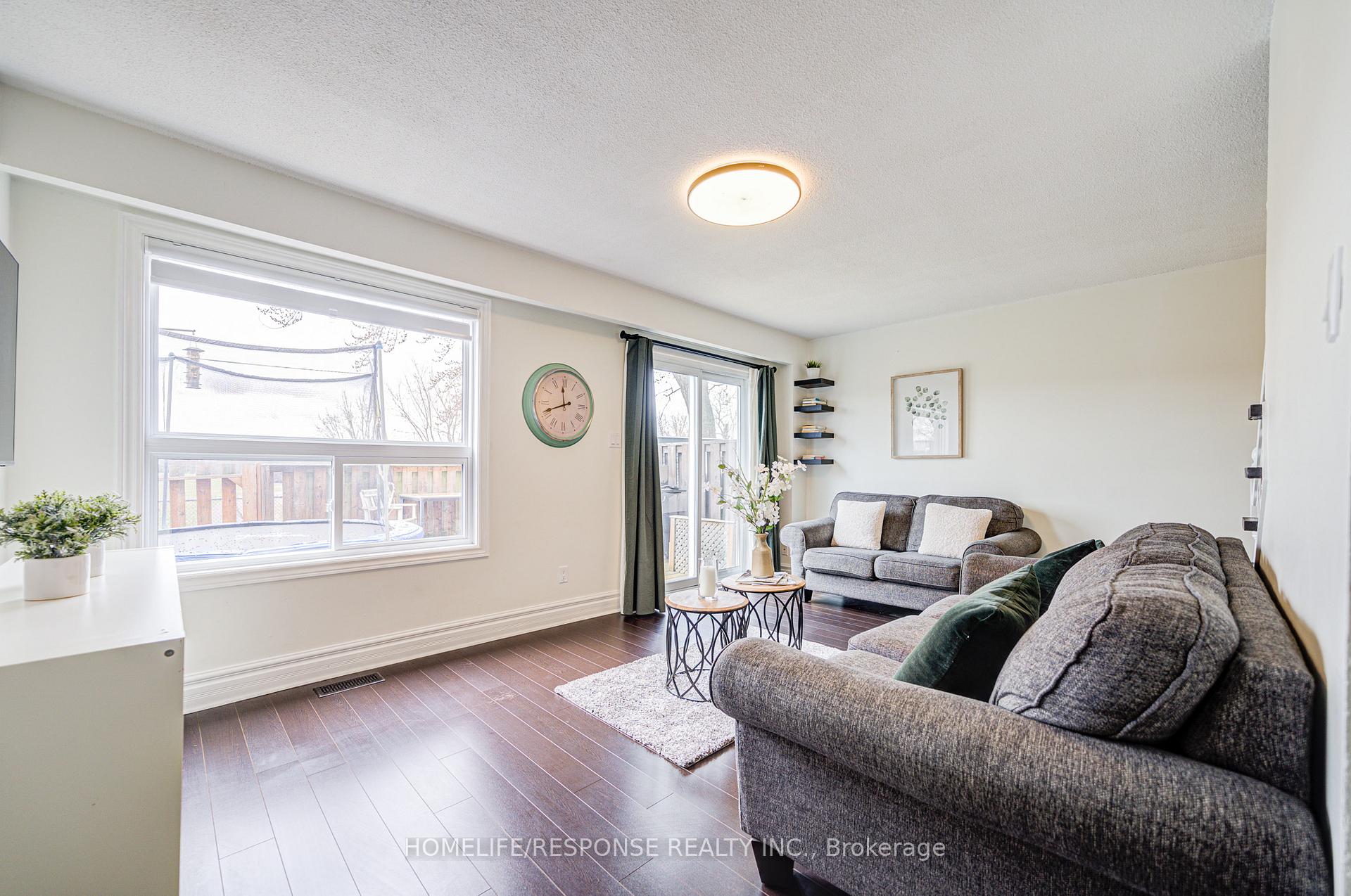 Photo 10 of 21 Dawson Crescent, Brampton, Brampton North — HOMEH