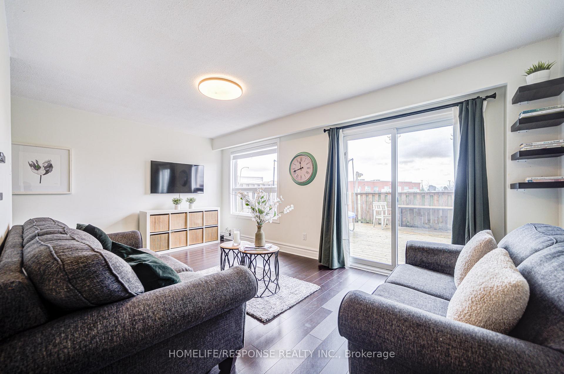 Photo 9 of 21 Dawson Crescent, Brampton, Brampton North — HOMEH
