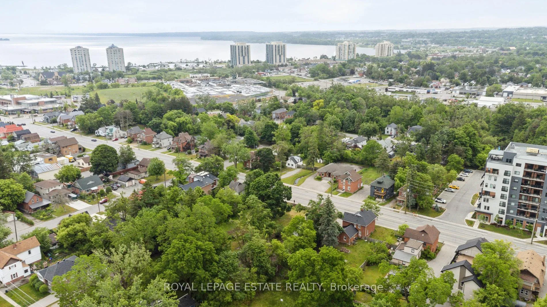 Photo 3 of 226 Dunlop Street W, Barrie, Queen's Park — HOMEH