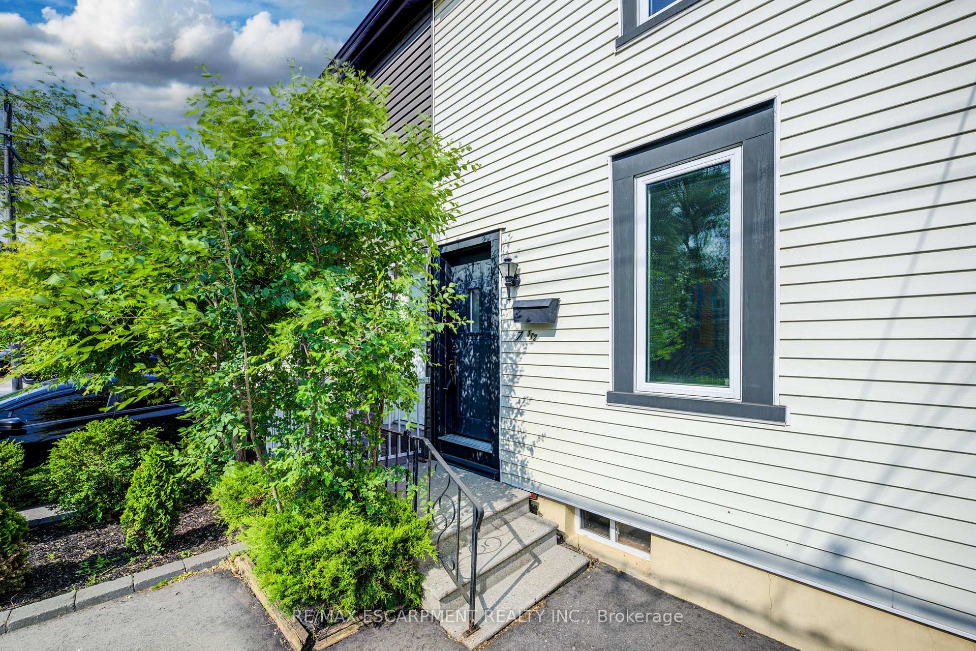 Photo 3 of 57 1/2 Breadalbane Street, Hamilton, Strathcona — HOMEH