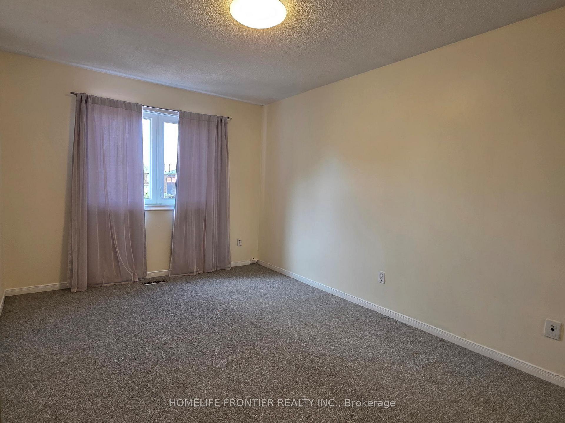Photo 4 of 100 Whitney Place, Vaughan, Lakeview Estates — HOMEH