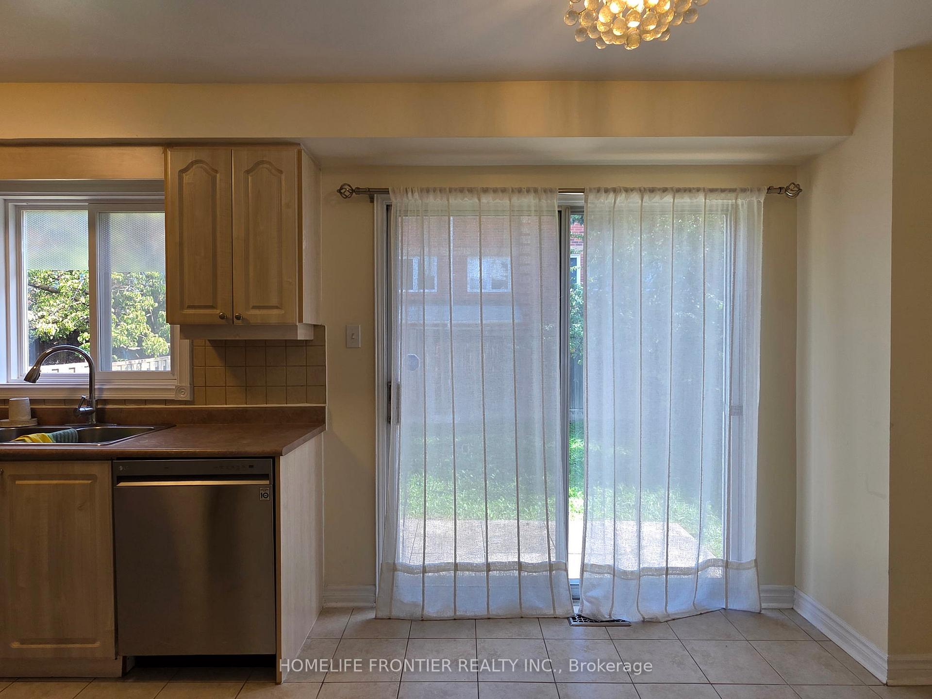 Photo 5 of 100 Whitney Place, Vaughan, Lakeview Estates — HOMEH