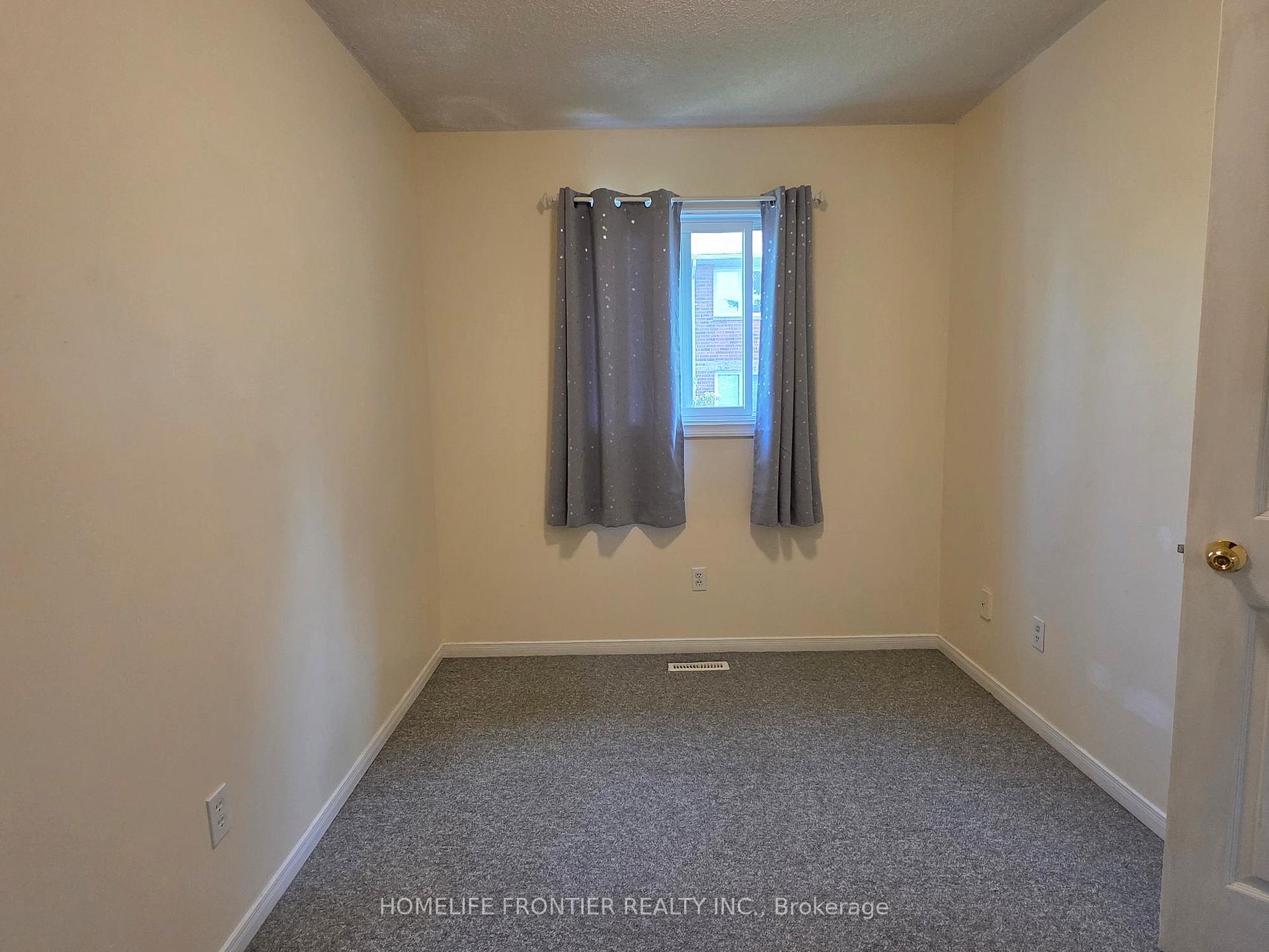 Photo 6 of 100 Whitney Place, Vaughan, Lakeview Estates — HOMEH