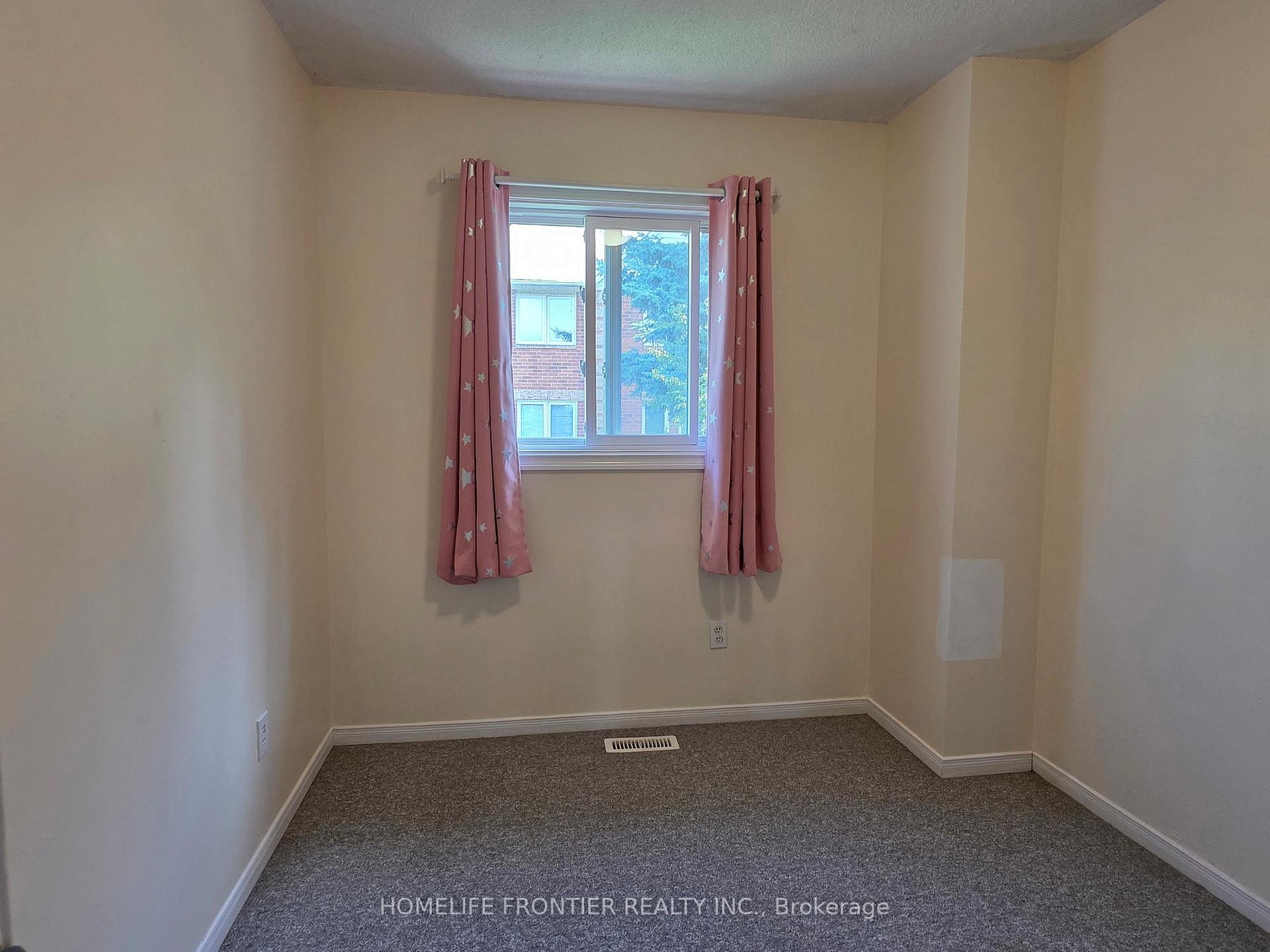 Photo 7 of 100 Whitney Place, Vaughan, Lakeview Estates — HOMEH