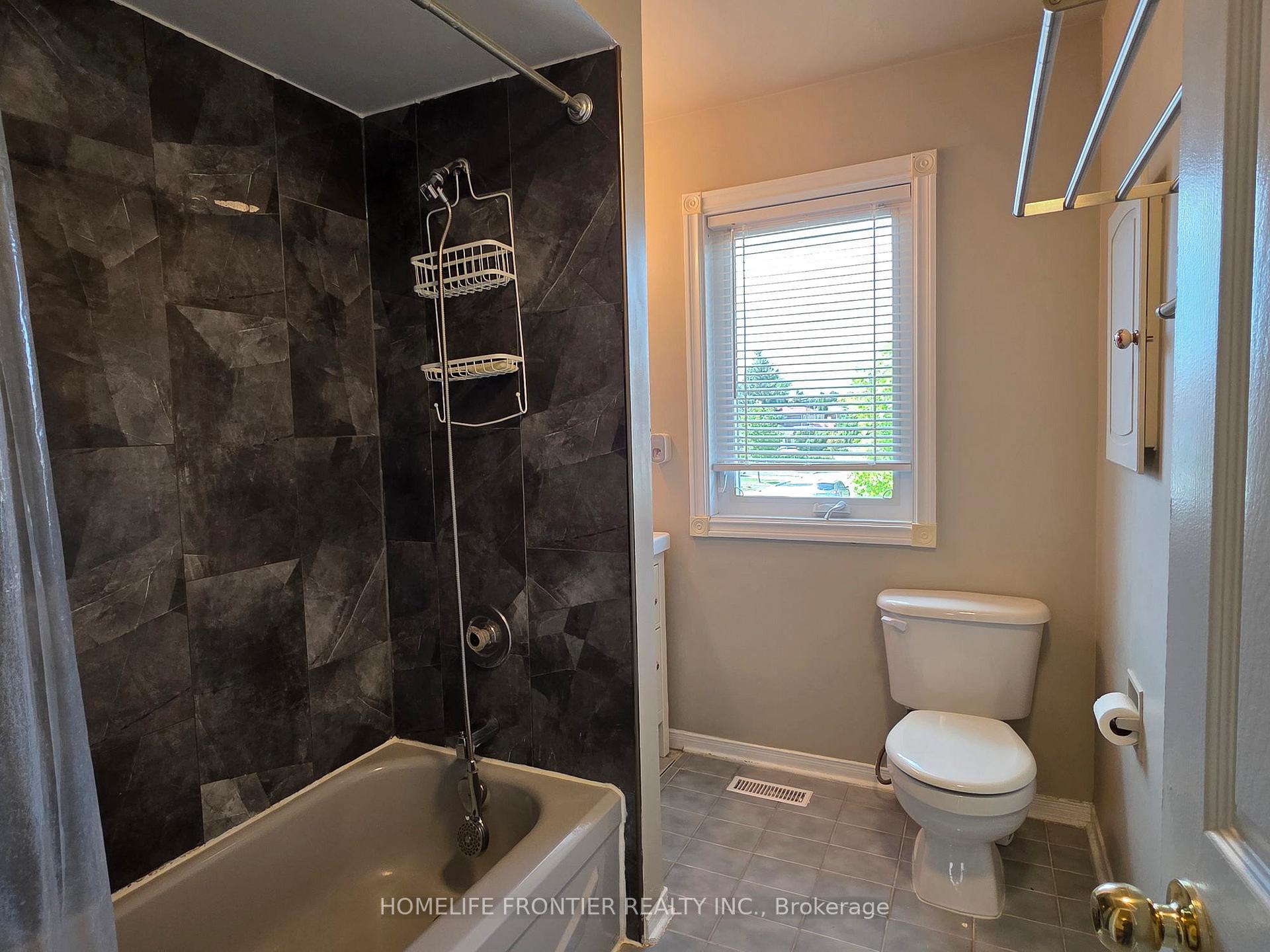 Photo 13 of 100 Whitney Place, Vaughan, Lakeview Estates — HOMEH