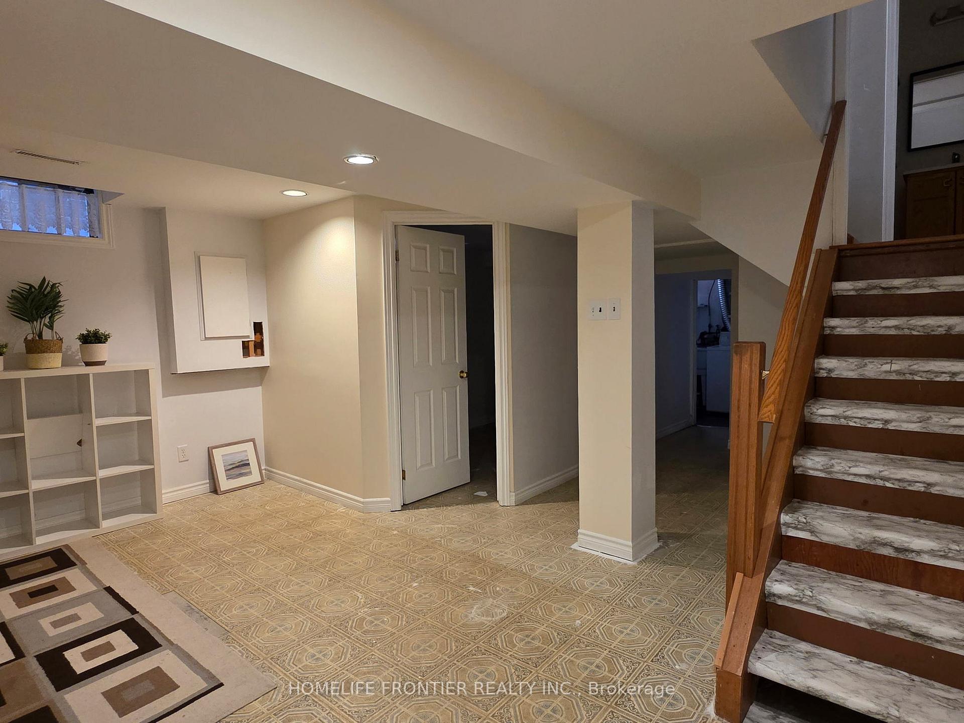 Photo 10 of 100 Whitney Place, Vaughan, Lakeview Estates — HOMEH