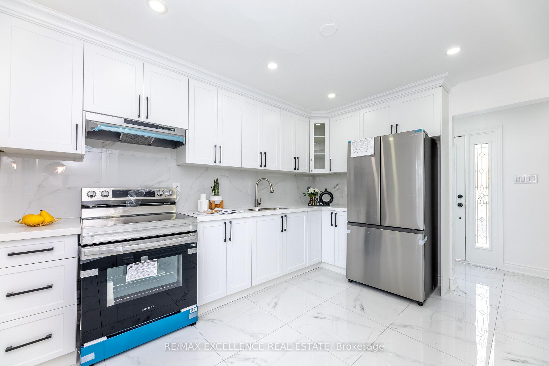 Photo 2 of 20 Hedgeson Court, Brampton, Central Park — HOMEH
