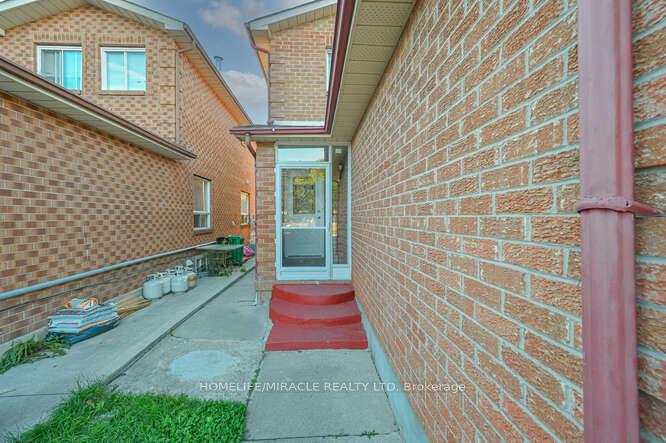 Photo 5 of 66 Metzak Drive, Brampton, Heart Lake West — HOMEH