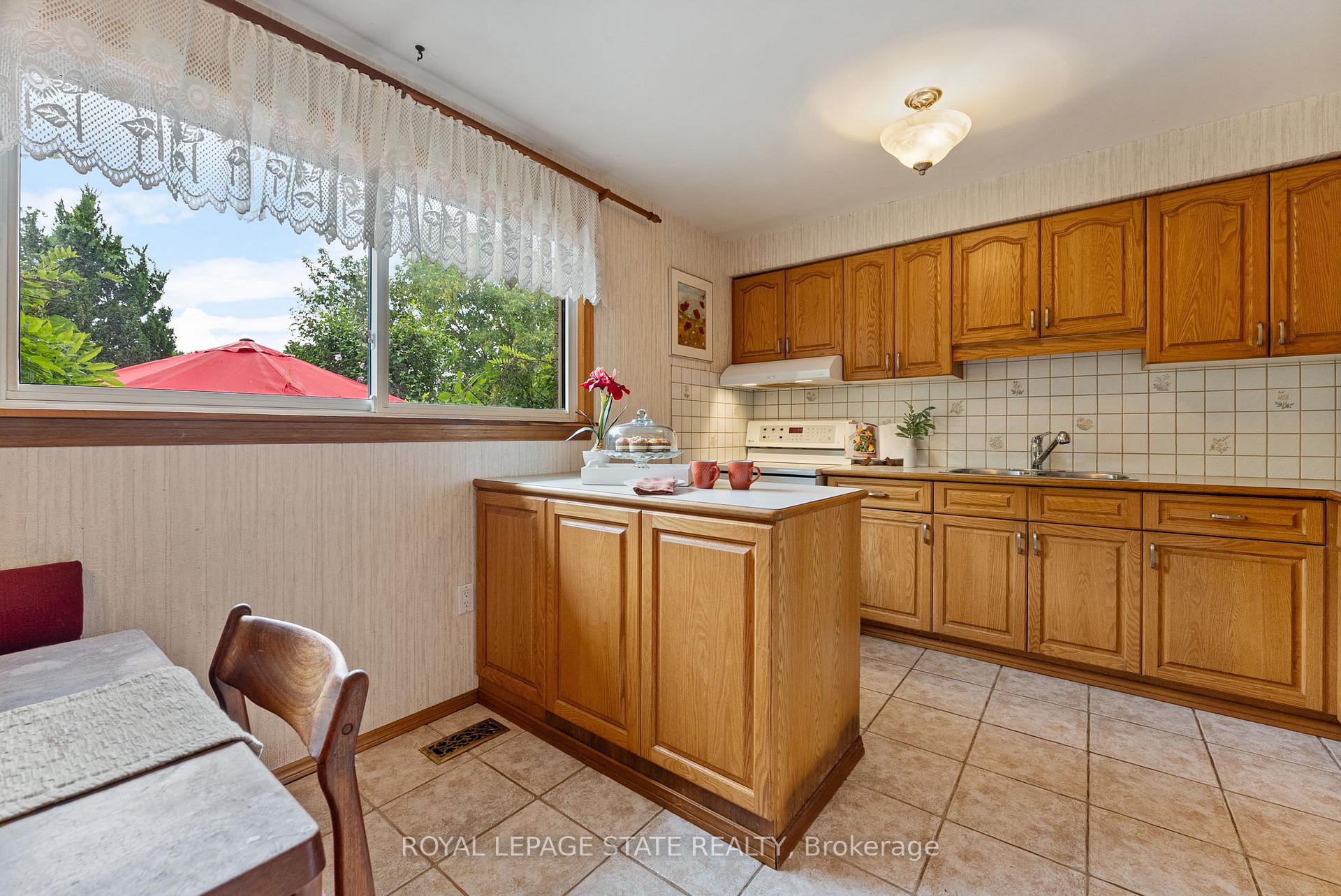 Photo 10 of 104 Berkindale Drive, Hamilton, Riverdale — HOMEH