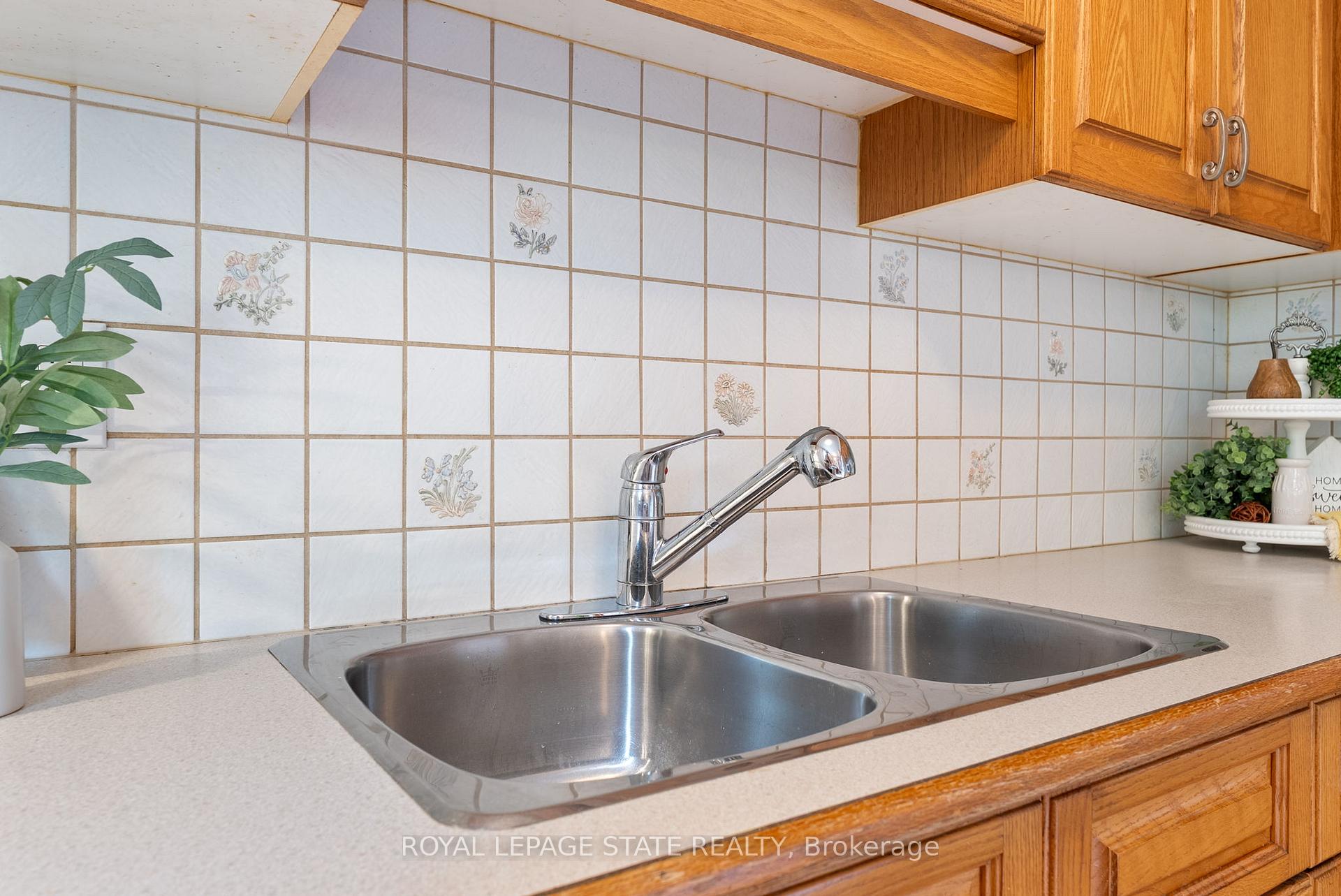 Photo 13 of 104 Berkindale Drive, Hamilton, Riverdale — HOMEH