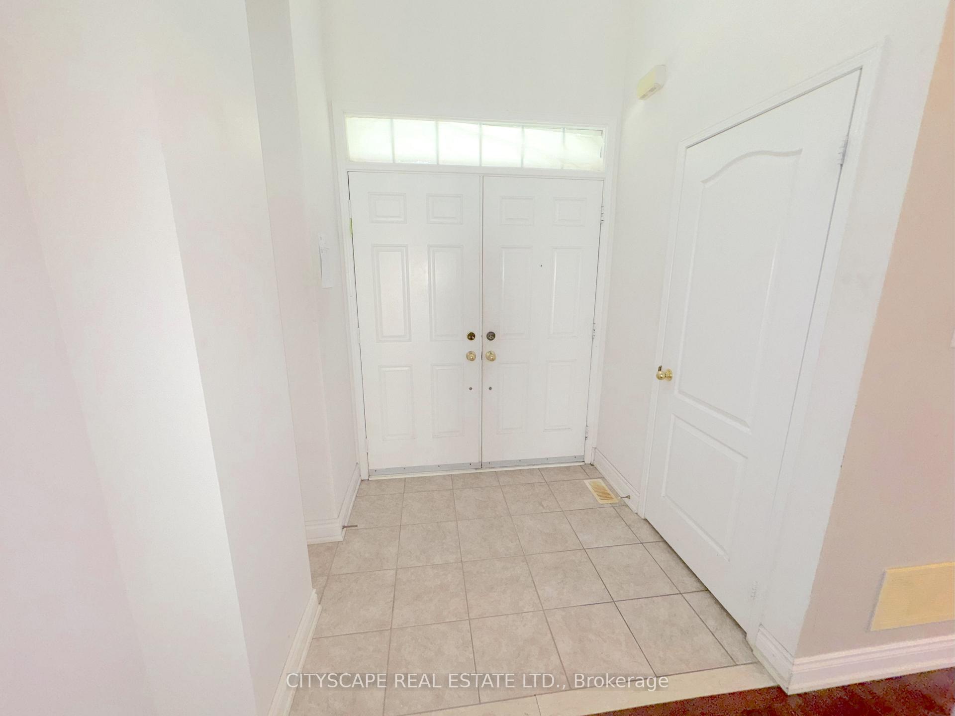 Photo 3 of 32 Tawnberry Circle, Brampton, Fletcher's Meadow — HOMEH
