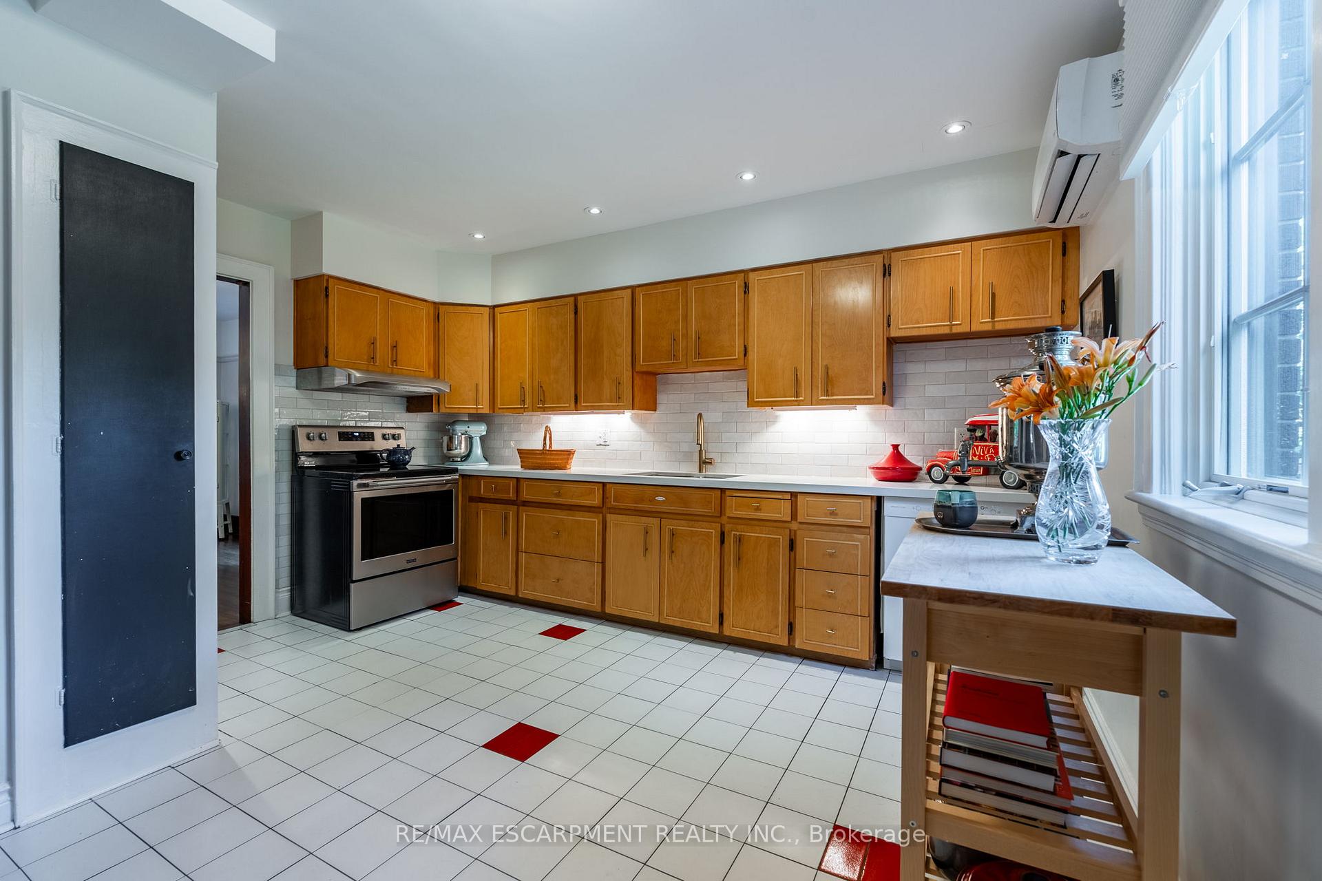 Photo 13 of 154 Dalewood Crescent, Hamilton, Westdale — HOMEH
