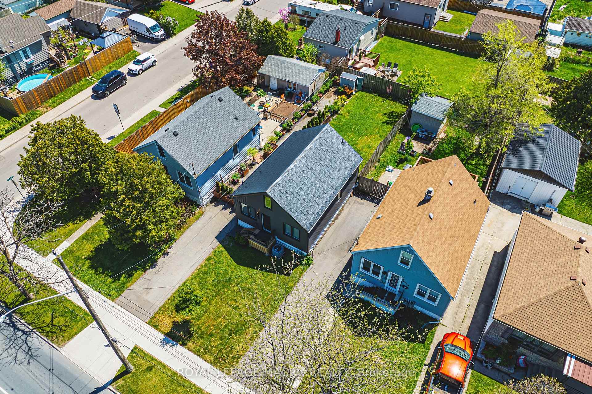 Photo 12 of 2016 Barton Street E, Hamilton, McQuesten — HOMEH