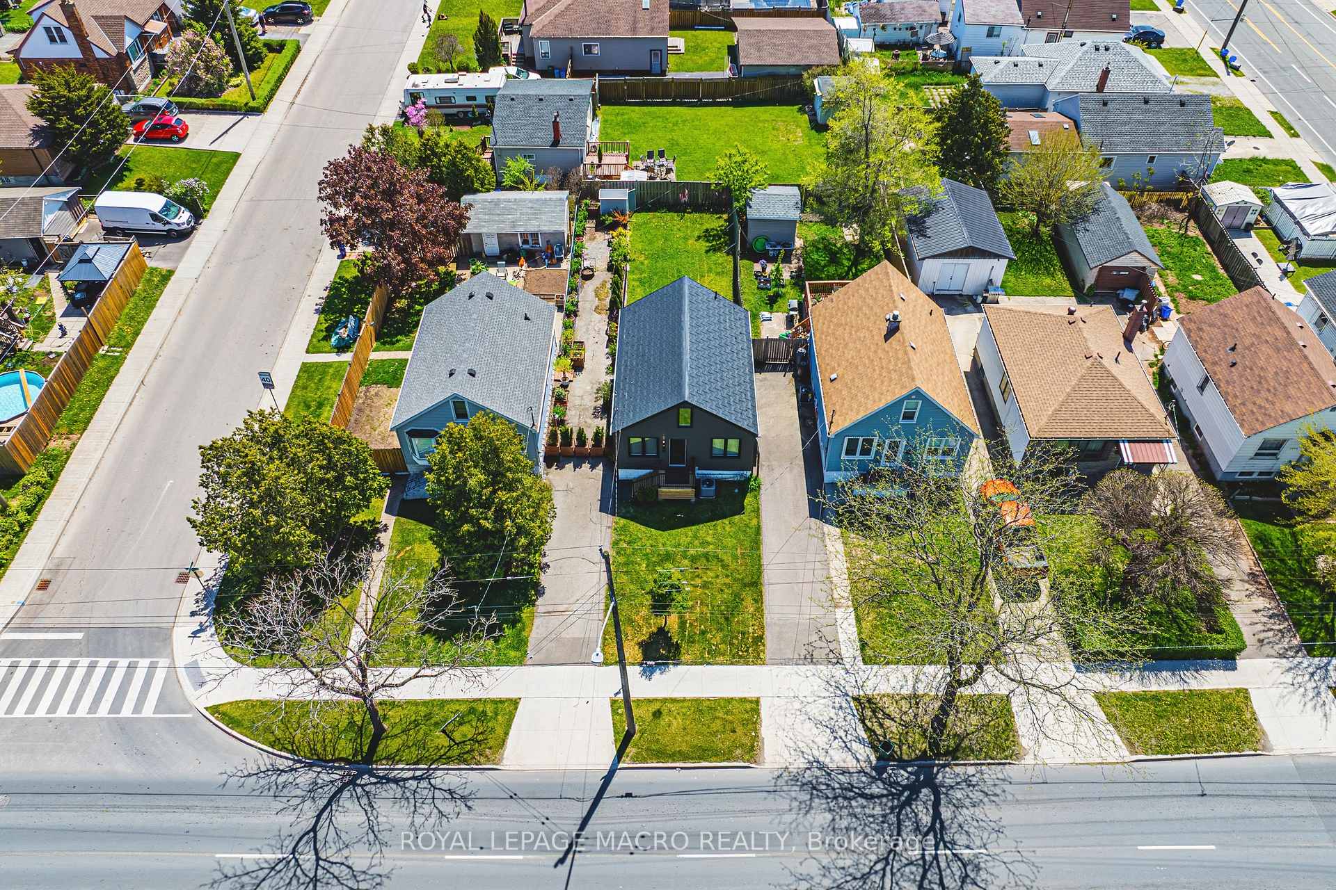 Photo 19 of 2016 Barton Street E, Hamilton, McQuesten — HOMEH