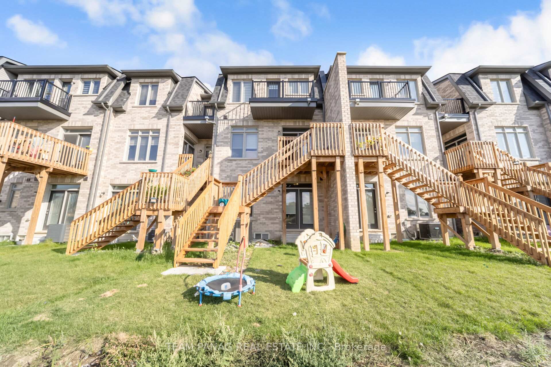 Photo 32 of 44 Foxsparrow Road, Brampton, Sandringham-Wellington — HOMEH