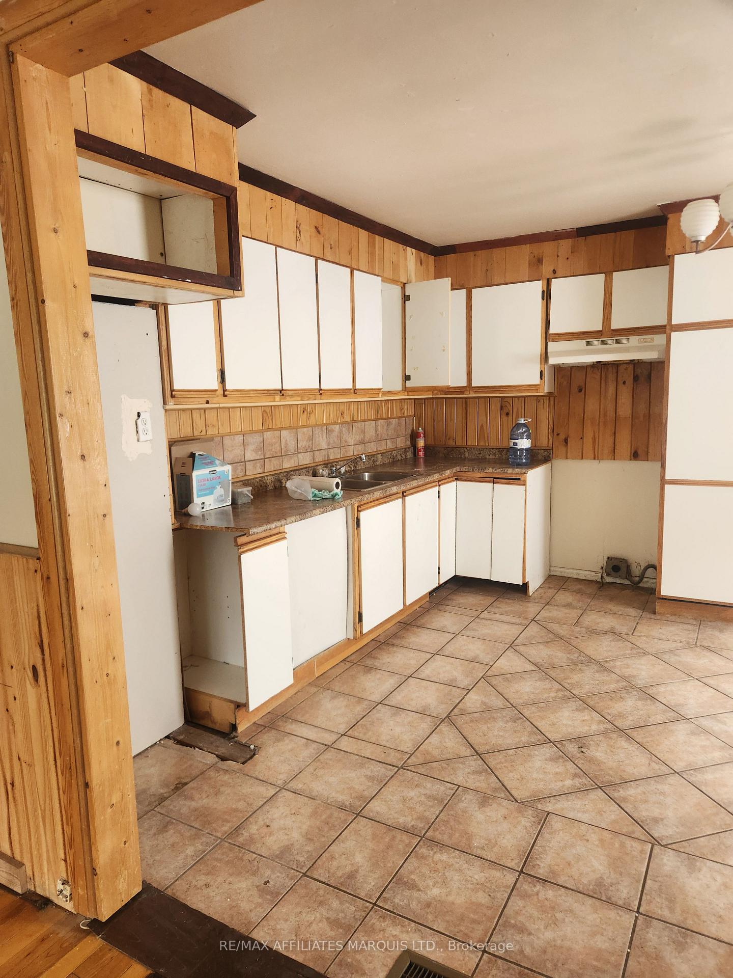 Photo 2 of 329 Carleton Street, Cornwall — HOMEH