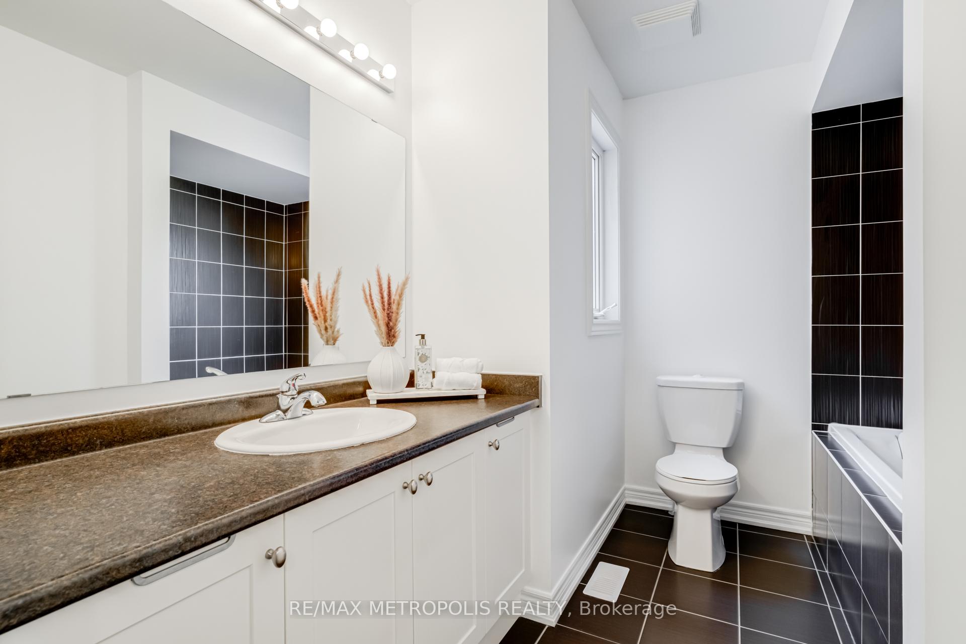 Photo 46 of 21 Sky Harbour Drive, Brampton, Bram West — HOMEH