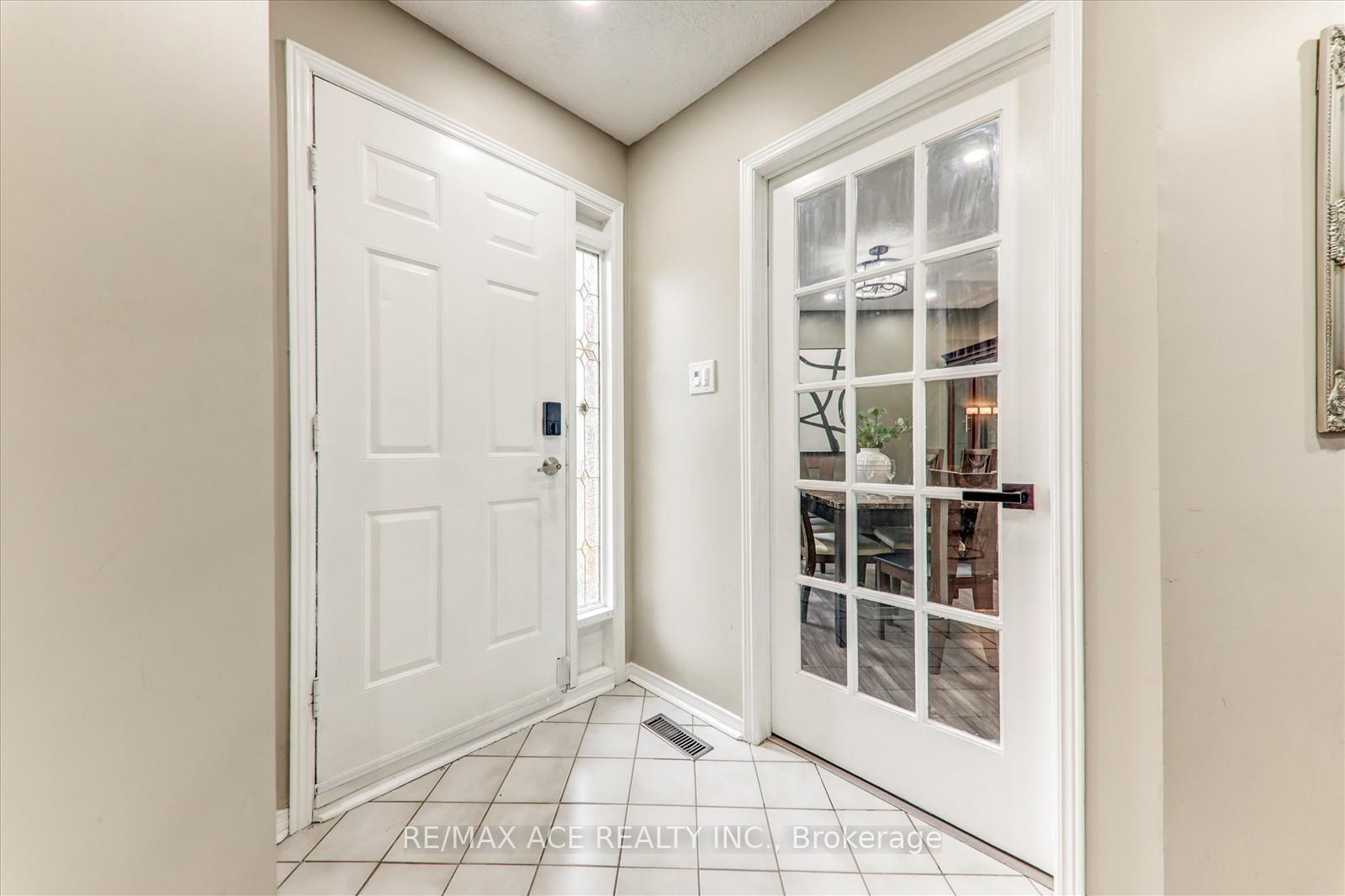 Photo 3 of 743 Aspen Road, Pickering, Amberlea — HOMEH