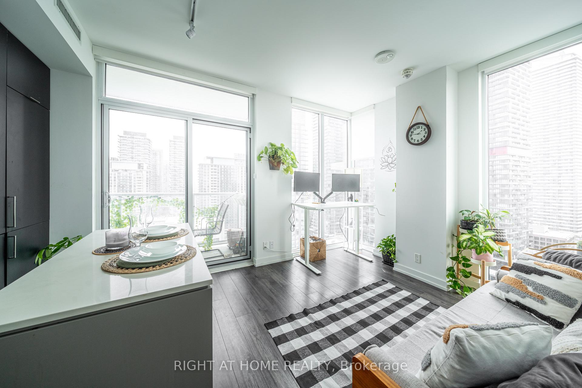 Front of Unit 1806, 33 Helendale Avenue