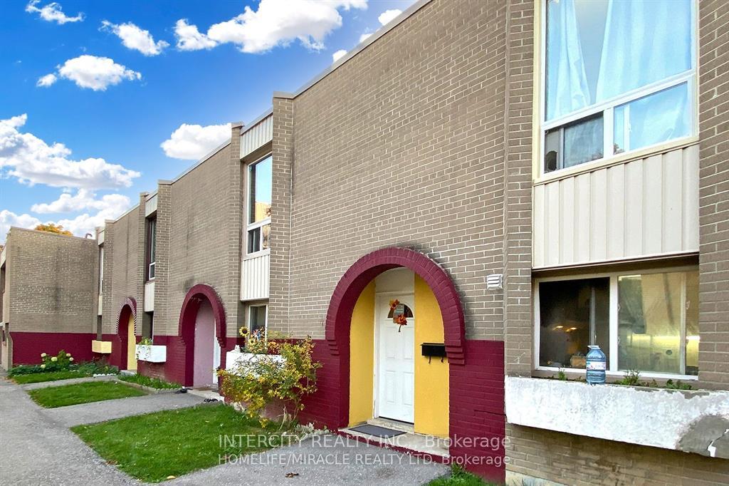 Front of Unit 7, 61 Driftwood Avenue