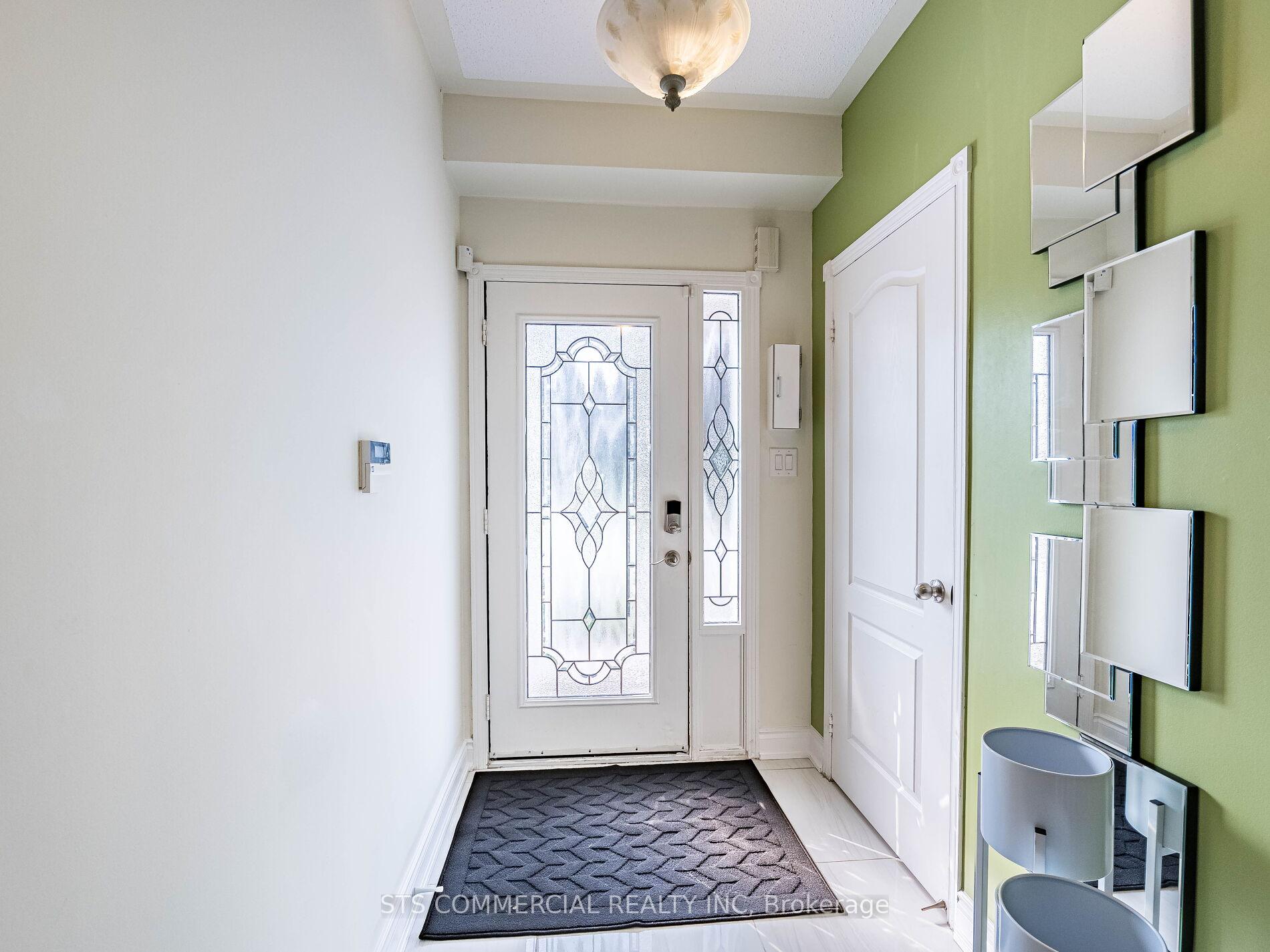 Photo 2 of 18 Queen Mary Drive, Brampton, Fletcher's Meadow — HOMEH
