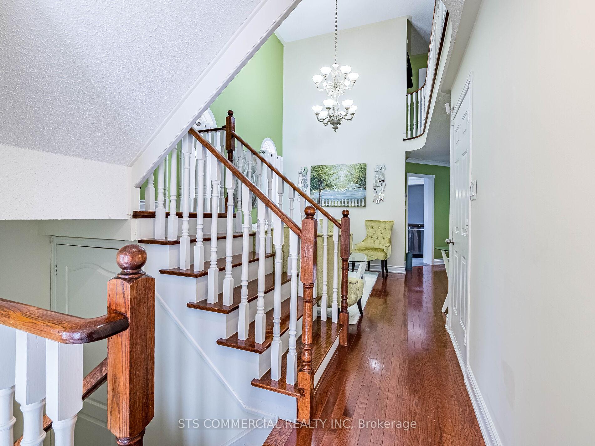 Photo 3 of 18 Queen Mary Drive, Brampton, Fletcher's Meadow — HOMEH