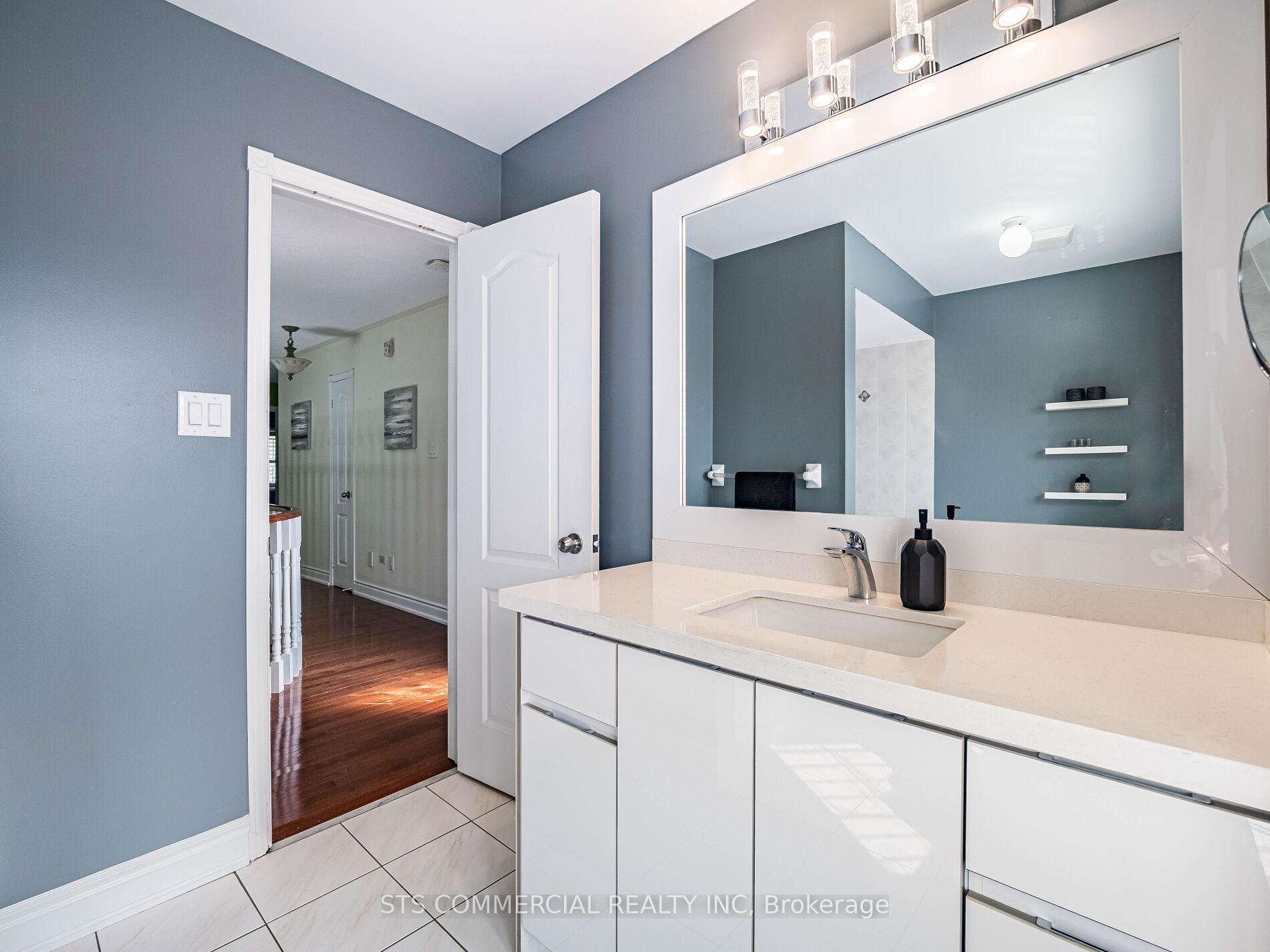 Photo 21 of 18 Queen Mary Drive, Brampton, Fletcher's Meadow — HOMEH