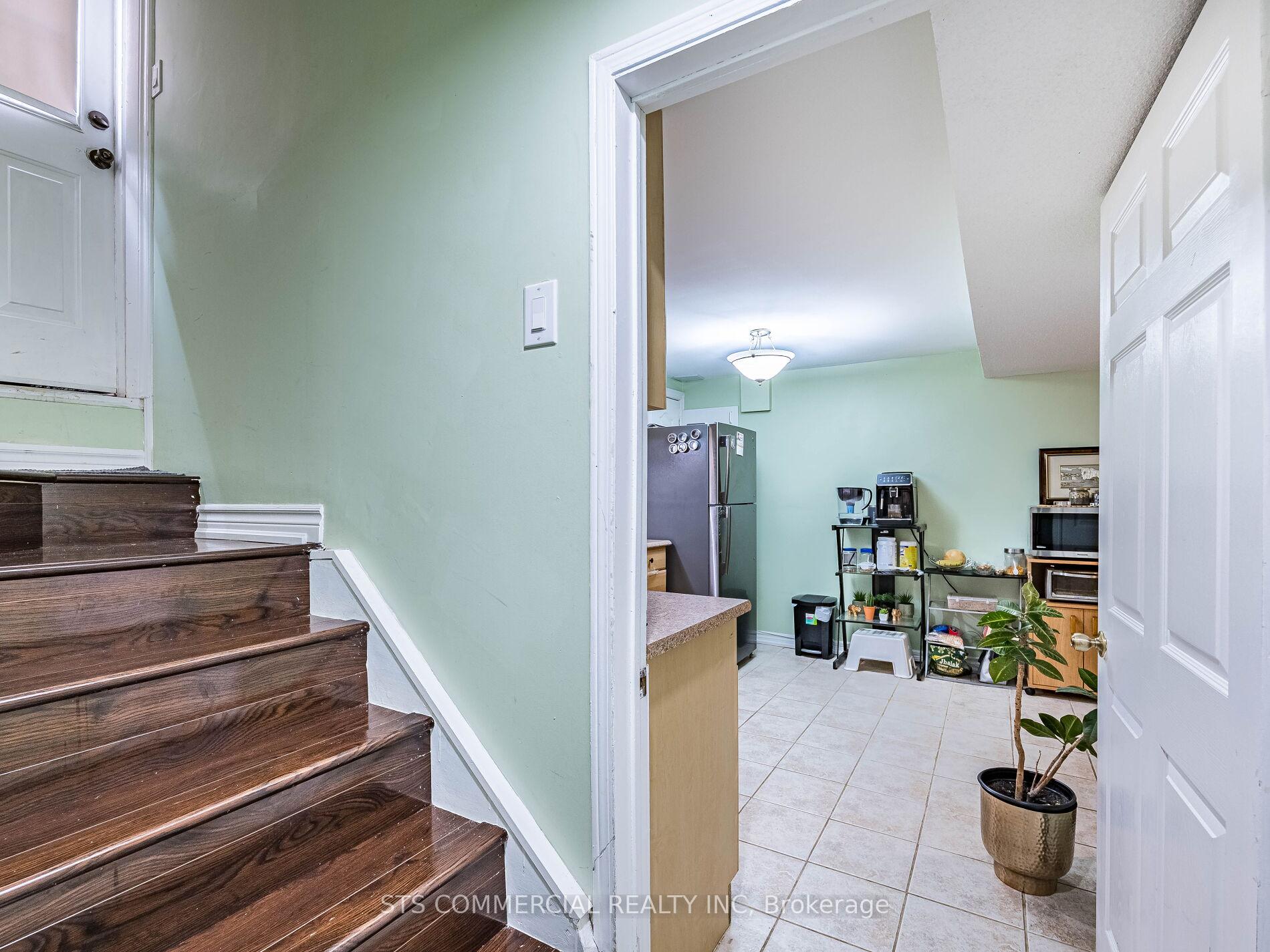 Photo 31 of 18 Queen Mary Drive, Brampton, Fletcher's Meadow — HOMEH