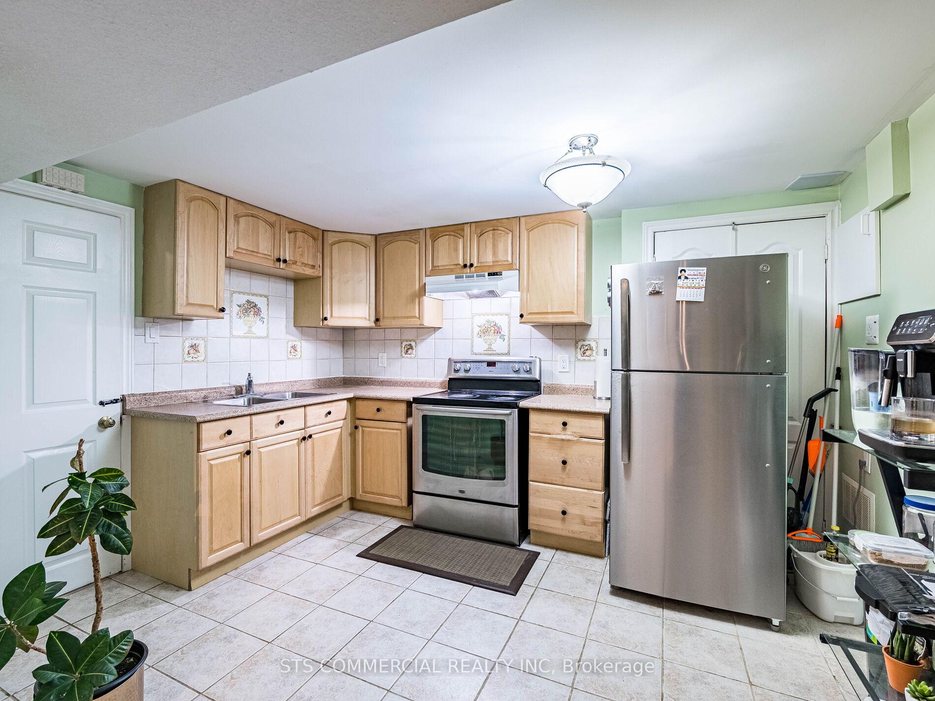 Photo 33 of 18 Queen Mary Drive, Brampton, Fletcher's Meadow — HOMEH