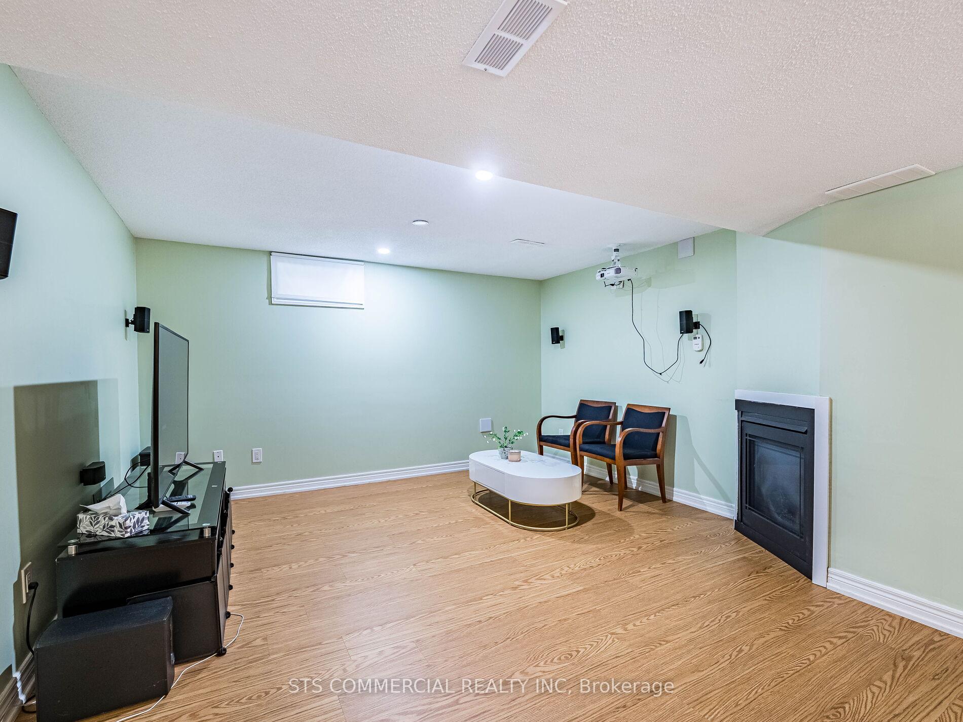 Photo 34 of 18 Queen Mary Drive, Brampton, Fletcher's Meadow — HOMEH