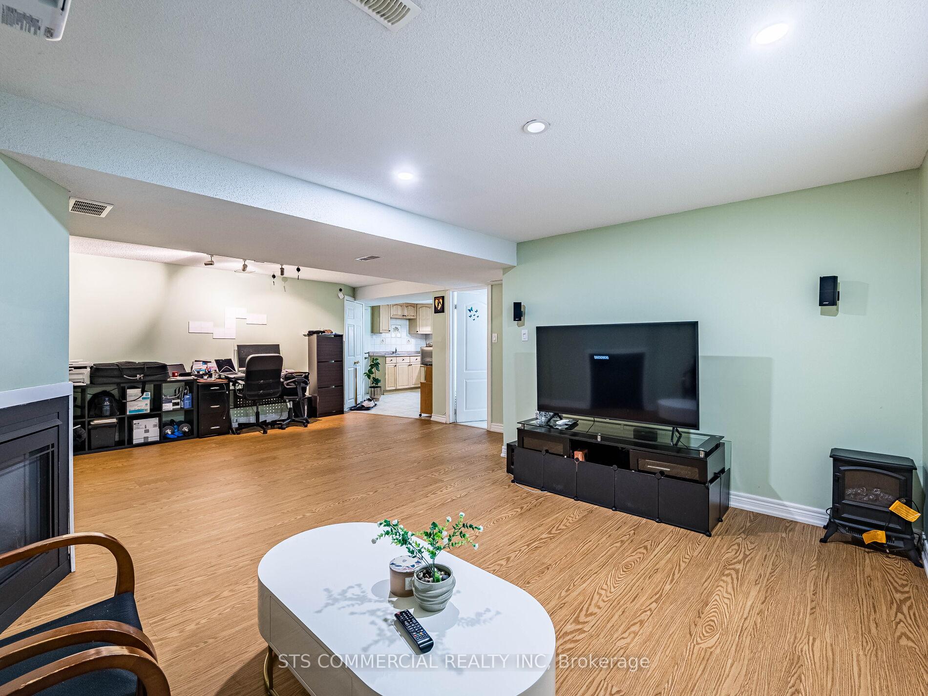 Photo 38 of 18 Queen Mary Drive, Brampton, Fletcher's Meadow — HOMEH